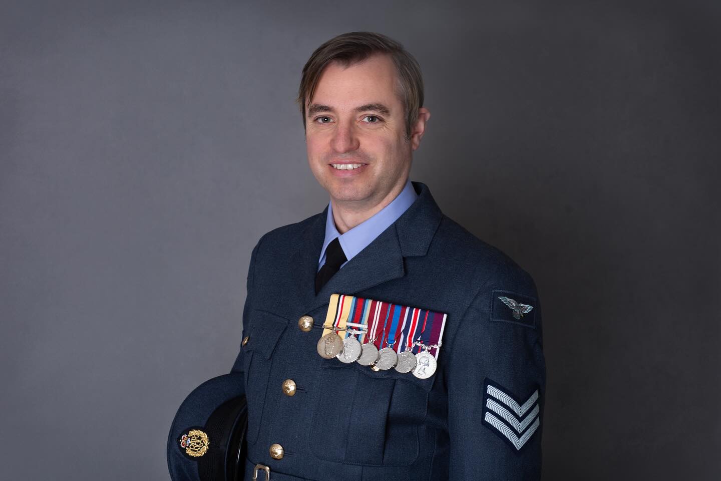 A portrait session to celebrate Keith’s RAF career. He is embarking on new adventure with his family and wanted to mark this momentous milestone with a uniform portrait. He looks very smart! His wife also had some professional portraits to update her LinkedIn profile, pics to follow ❤️
.
.
.
.
.
#sjrichardsonphotography #bensonphotographer #portraitsession #uniformportrait #oxfordphotographer #RAFportrait