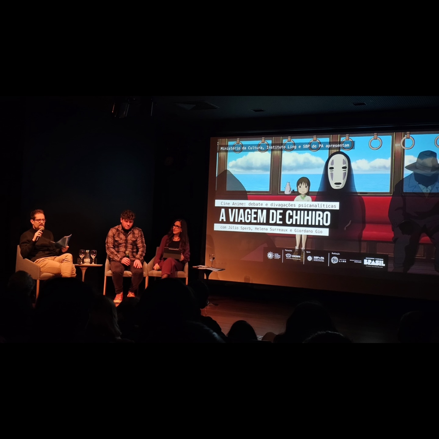 Ontem houve a inauguração do Cine Anime com um rico debate sobre “A Viagem de Chihiro”! Fazer esse projeto que me é tão caro e cheio de afeto acontecer é maravilhoso.
Dividir esse espaço com a Helena e o Giordano foi uma experiência de muitas trocas.
Obrigado aos convidados, ao NIA da Brasileira, a SBPdePA, ao Instituto Ling e ao nosso público — sem vocês, nada disso teria acontecido!
E que venha o próximo, dia 28 de Setembro, com “Your Name”!