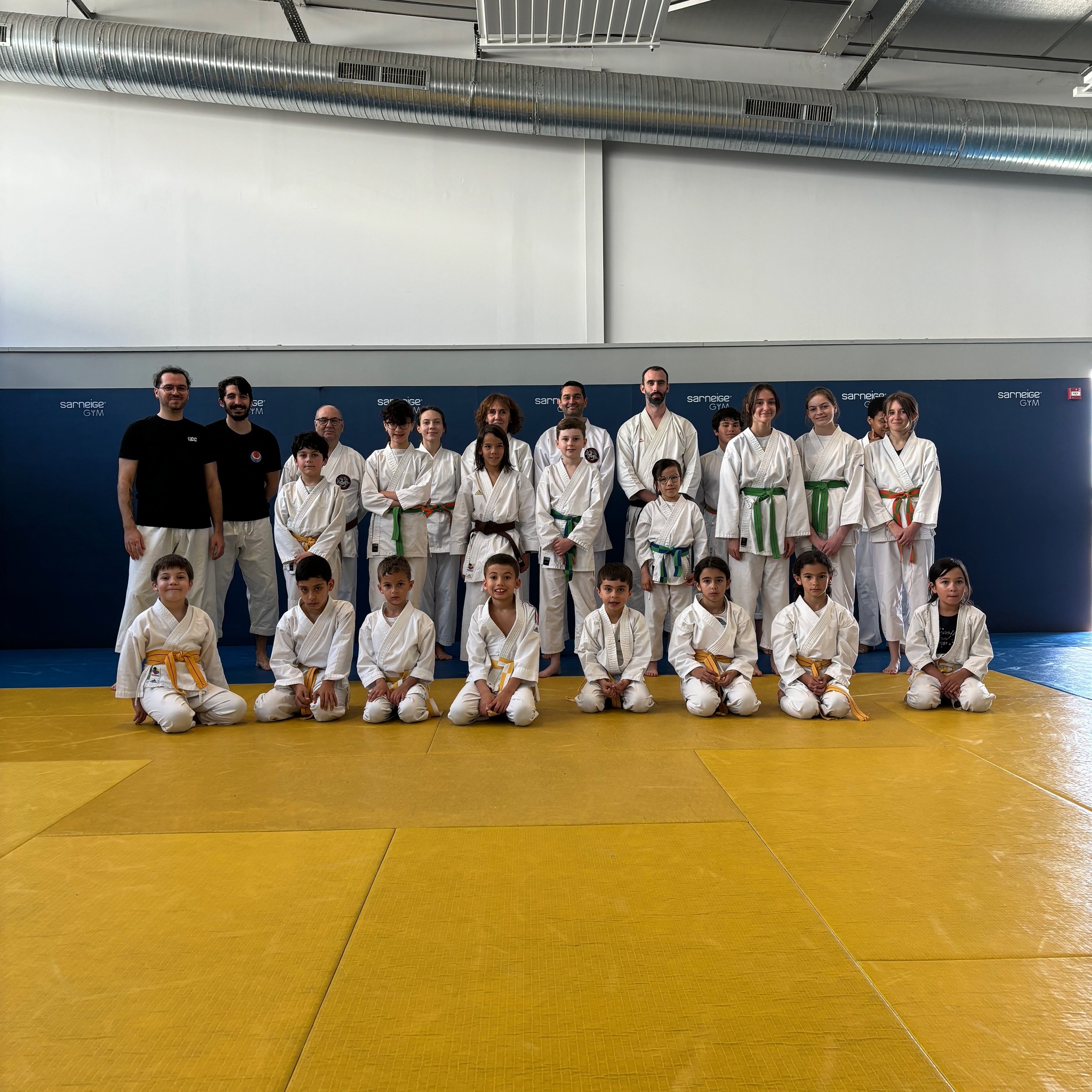 Merci et un grand bravo au 23 participants du stage de printemps du KCC. 🌸
Cette journée, mêlant petits et grands a permis de renforcer les liens entre les karatékas et surtout de travailler la technique avec le kata et l’explosivité avec le combat, avant le second et dernier passage de grade de la saison sportive.🥋
#karate #shotokan #martialart #karatetraining #karate2024