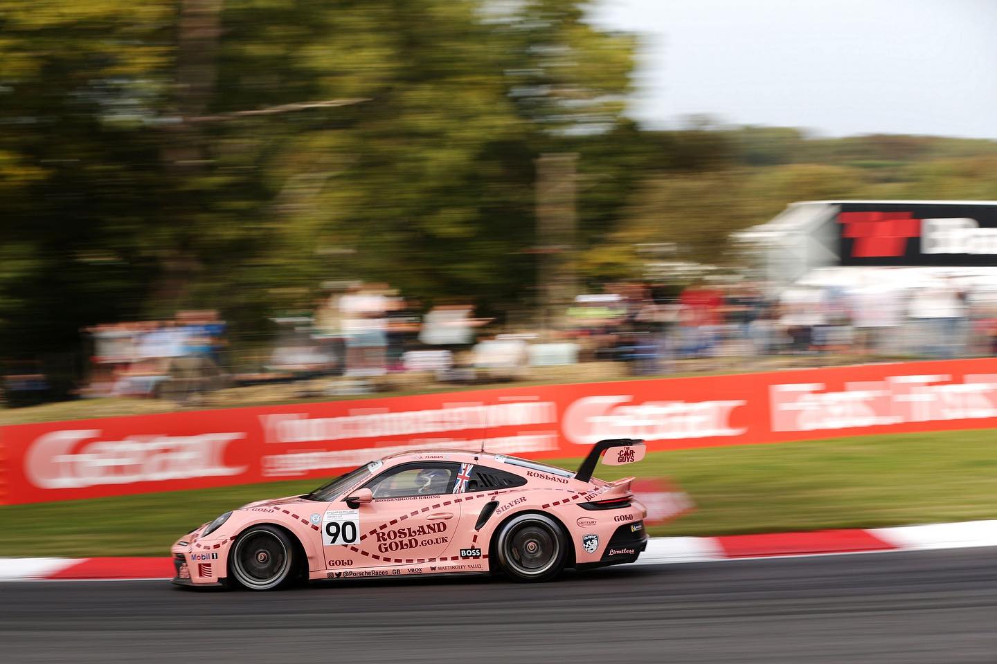 What a way to kick off the weekend with the new livery! Mega day here at Brands - P3 in qualifying! Really managed to hook a good lap up, and we are only a tenth off of pole! The pace is very much there but it’s incredibly close at the top.
Thank you to all the lads at @roslandgoldracing by @century_msport for the fantastic car today!
Let’s get at it tomorrow! Eyes on the prize… 🐷🏁
#porsche #pinkpigporsche #pinkpig #911gt3 #porsche911 #porschegt3cup #porsche911gt3cup #gt3cup #carreracup #porschecarreracup #porschecarreracupgb #carreracupgb #racing #racecar #itv #btcc #toca #roslandgold #roslandgoldracing #roslandgoldracingbycentury #centurymotorsport #carguystv #joshmalin #joshmalinracing
