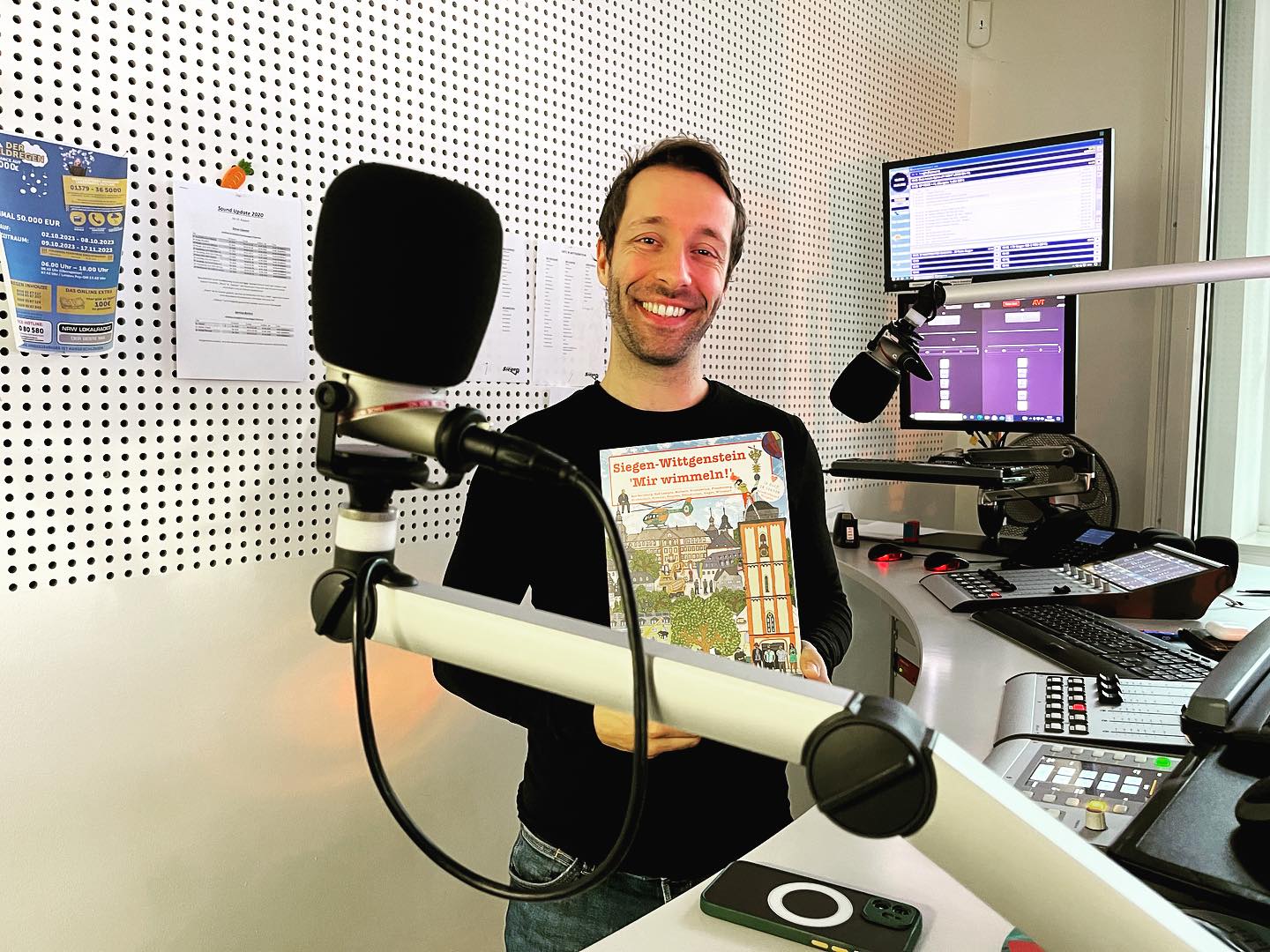 Radio Siegen!! Gleich um 07:08Uhr spreche ich mit Steffen Ziegler über Siegen-Wittgenstein-Mir Wimmeln! #wimmelbuch #kreuztal #burbachsiegerland #neunkirchen_siegerland #wilnsdorf #siegen #siegenwittgenstein #hilchenbach #netphen #badlaasphe #badberleburg #erndtebrück #freudenbergsiegerland #wimmelbuch #kinderbuch #lokalzauber #siegerland