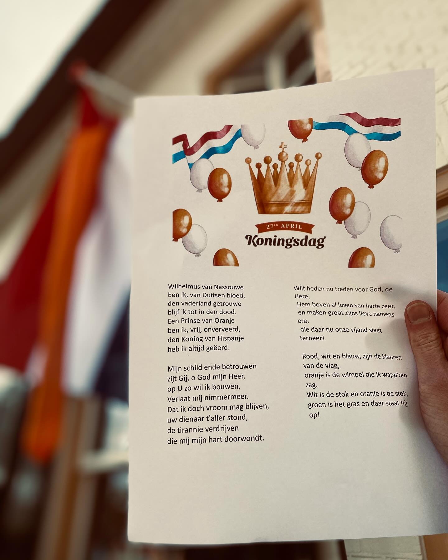 𝐊𝐨𝐧𝐢𝐧𝐠𝐬𝐝𝐚𝐠 𝐨𝐩 𝐝𝐞 𝐛𝐨𝐞𝐫𝐝𝐞𝐫𝐢𝐣🇳🇱🧡
Wat een heerlijke dag vandaag! Wij hebben gezongen bij de vlag, gezellig geknutseld en natuurlijk gesmuld van een tompouce. 🤩
Morgen hebben wij een dagje vrij, fijne Koningsdag!
#koningsdag #zingen #vlag #nederland #tompouce #rood #wit #blauw #oranje #zorgboerderij #dagbesteding #deelnemers