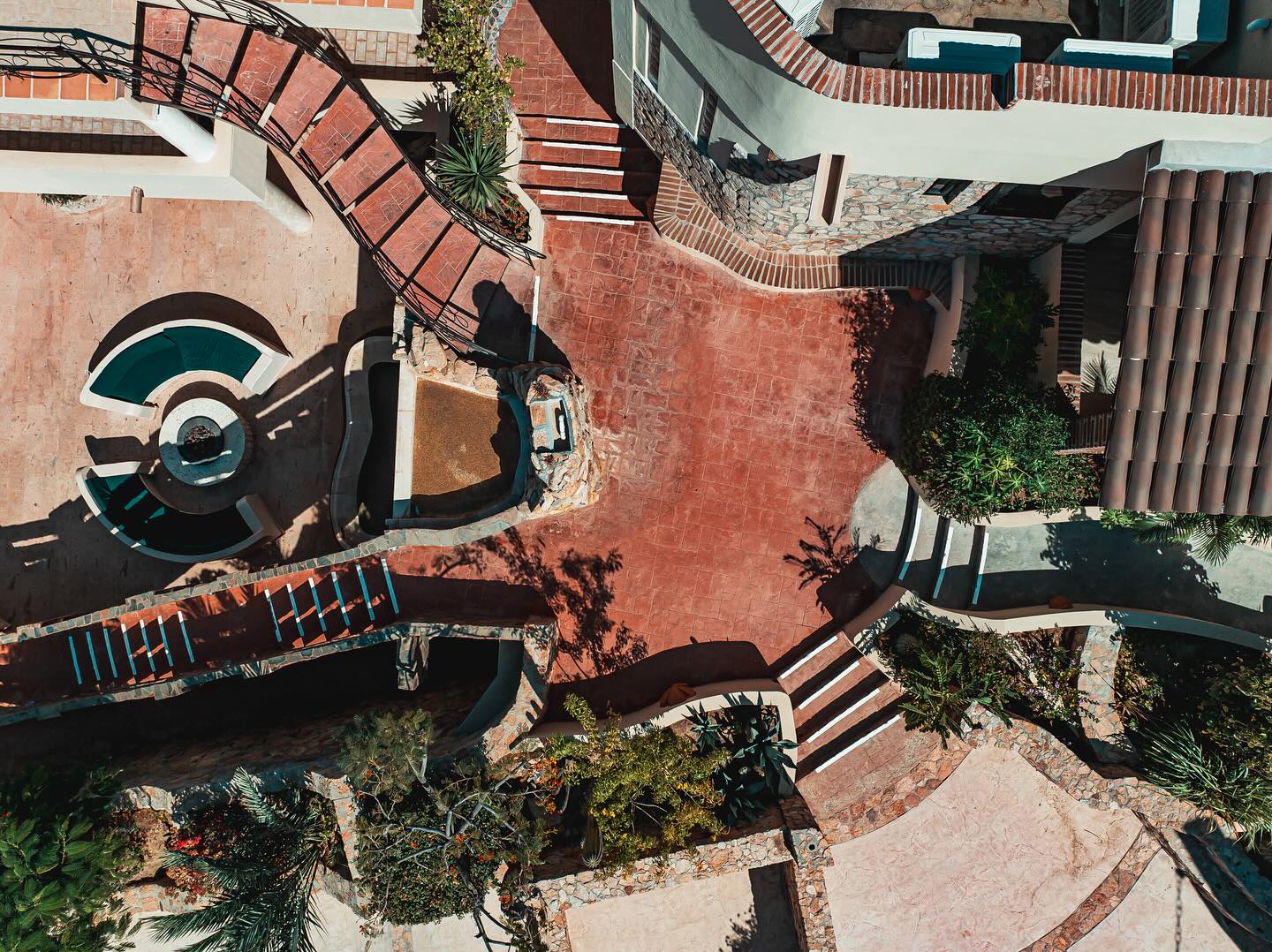 Five paths, endless vibes🙌 Will you head to the fire pit, indulge at our restaurant, dive into the pool, relax in our penthouse, or take in the stunning view from the rooftop?🌅
📸 @stan_liniarski
#boutiquehotel #boutiquehotelcabo #placestostaycabo #cabosanlucas #cabolife #irishcastle #cabo #blarneycastle #placestostaymexico