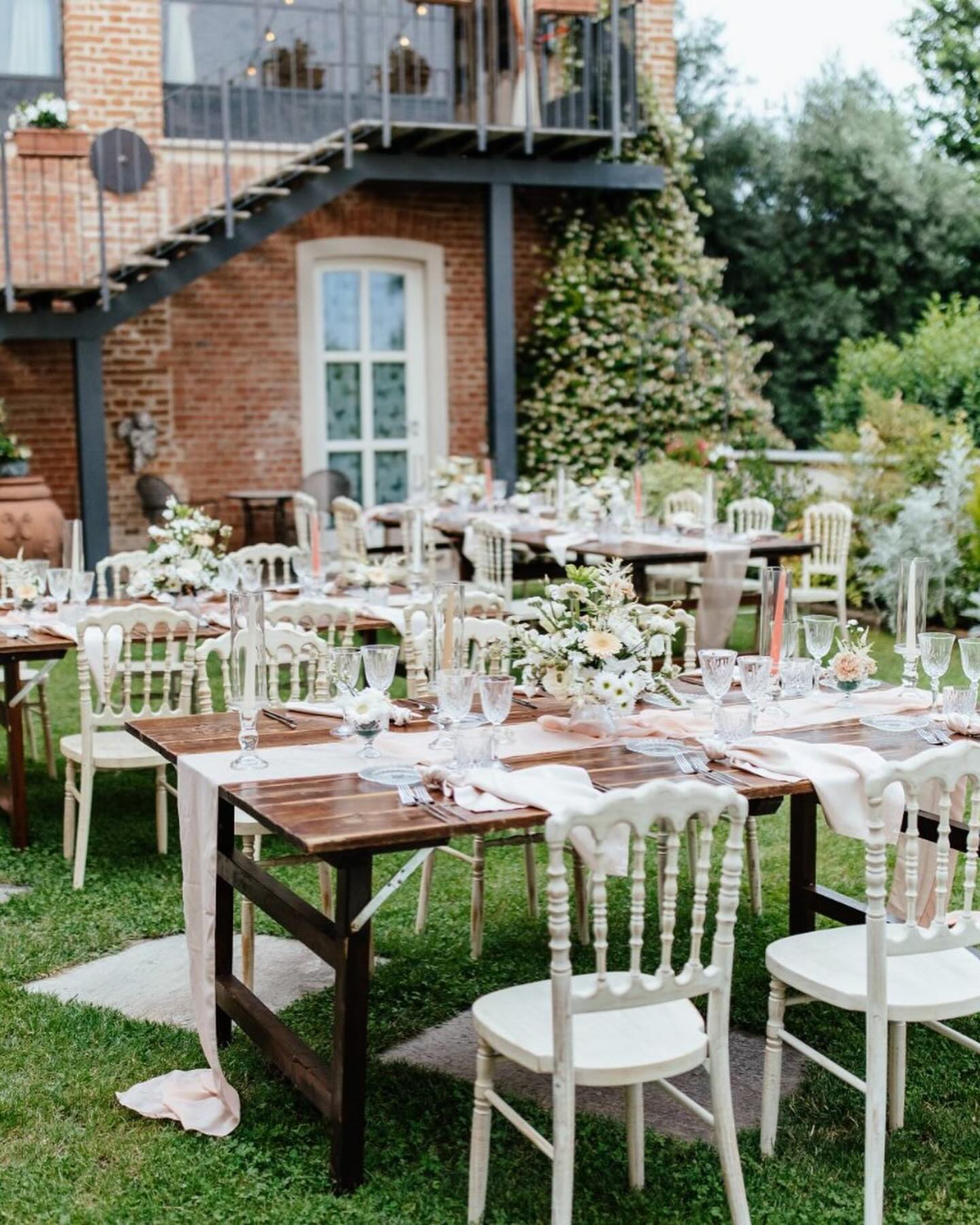 Stessa location, stesso giorno, stessi sposi, ma tempo avverso nell’arco di un ora 😆
•
PIANO “A”
•
#venturinocigliano #allestimenti #eventi #wedding #matrimonio #allestimenticreativi #weddingplanner #events #allestimentipersonalizzati #piemonte #allestimentomatrimonio #allestimentipersonalizzati #like4like #eventiprivati #noleggioarredi #torinoeventi #vercellieventi #piemonte #eventiaziendali #arredipereventi #festeprivate #followme #instamood #instawedding #weddingplanner #photooftheday #picoftheday #instalike #instafollow
•
Catering: @frafiusch
Musica: @howmanydjs
Fiori: @perardi_fioristi
Location: @villa_ala_
Foto: @edoardo.giorio.weddings
Rent: @venturinonoleggi
Wp: @martaippolito_wp