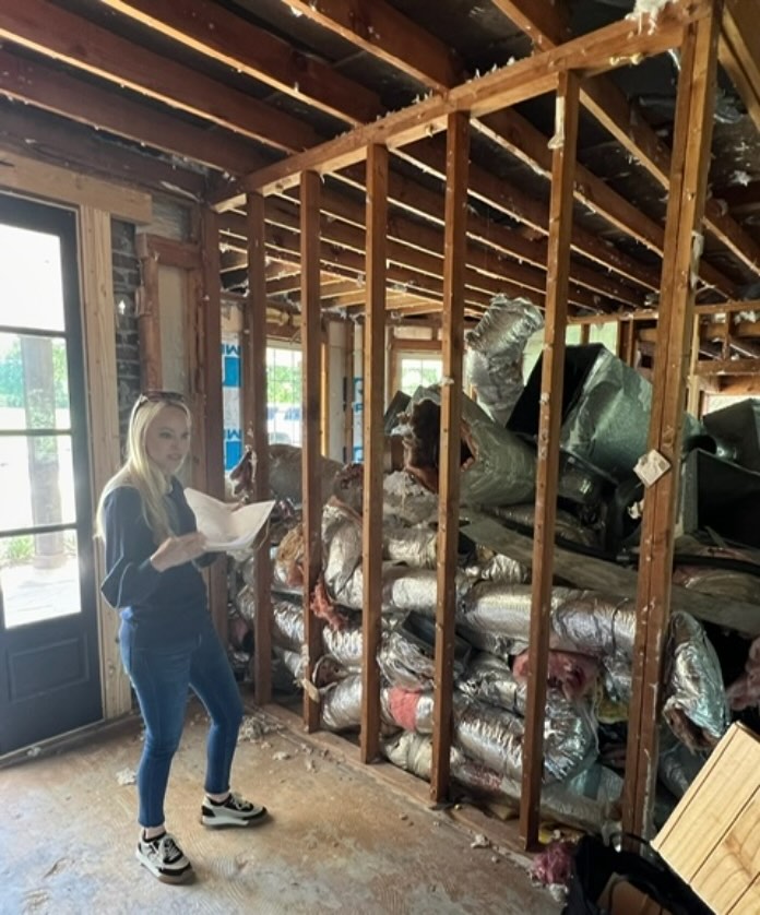 Transforming a house with good bones is always an exciting journey!
This spacious home has all the right structural elements: solid foundation, durable framework, and a layout full of potential. Our remodeling process will focus on bringing out its inherent beauty while adding modern comforts. Stay tuned for more before-and-after shots of this stunning transformation! #goodbones #estesdesigngroup #interiordesign