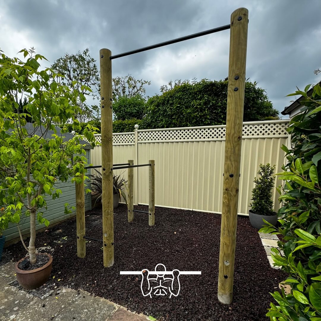 We were really happy to install this gym for a client in Worthing. Our 2.9m high pull up bar with a dip station in the perfect location in this lovely garden. #pullups #gardengym #outdoortraining