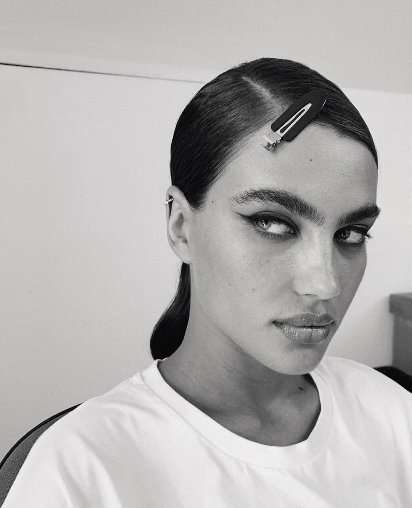 Some black & white shots of our artist Oksana’s amazing work!!
See more at the link in stories ♥️
You can also reach out to @amanda_allisonartists for inquiries!
#europemakeupartist #parismakeupartist #naturalmakeuplook #editorialmakeupartist #editorialmakeupandhair #editorialhair #bwbeauty