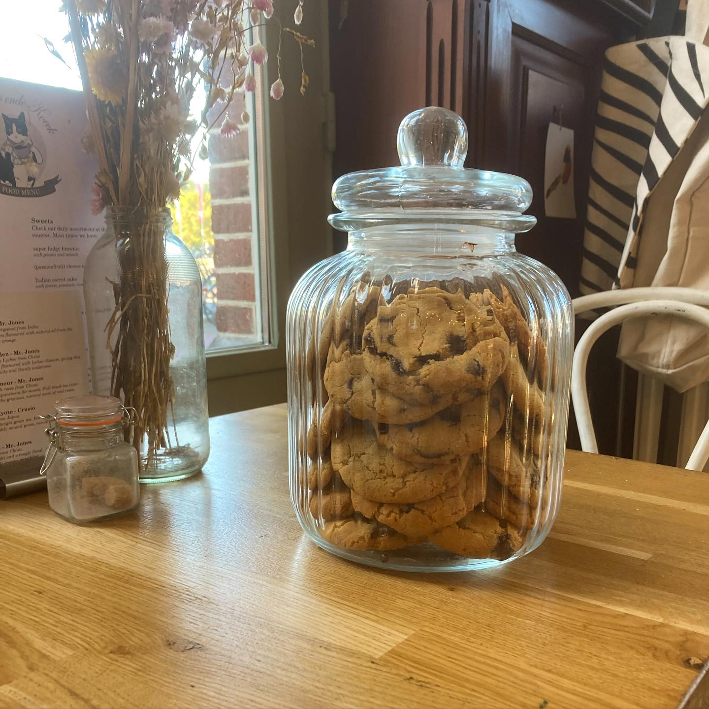 💛 It’s September again, and if you’re feeling low we want to remind you how loved you are, and if you’re feeling lonely there’s people you can talk to, like the people at 0900-0113 (the Dutch suicide hotline) 💛
As always, we will be donating €1 for every chocolate chip cookie sold. On suicide prevention awareness day (September 10th) we will offer another way to donate - more info coming in the next few days!
Much love, the KendeK team 💛
#vegan #kindness #cafe #amsterdam #chocchip
