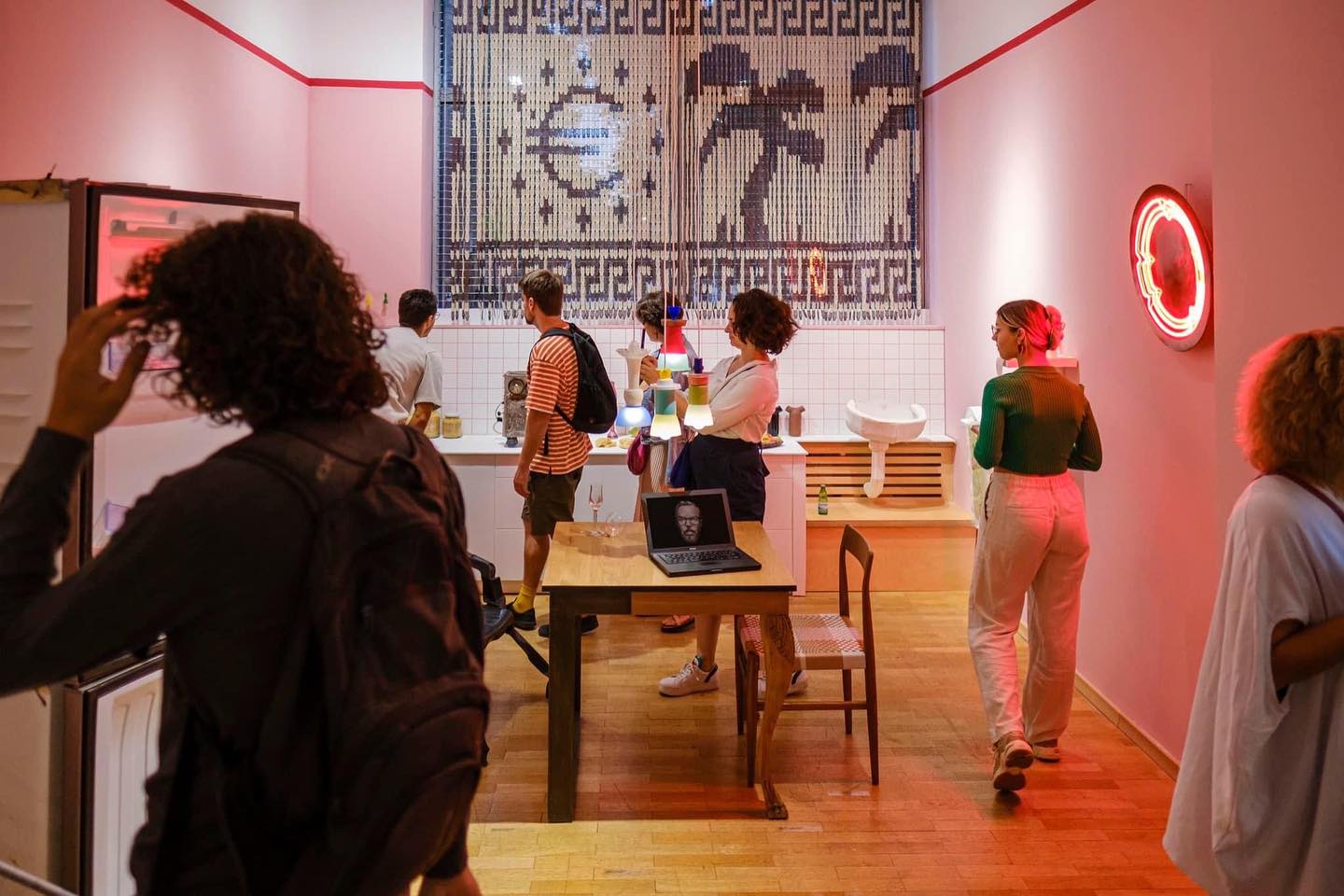 🪴ДОМ МЕЧТА🪴 е резултат от експерименталното взаимодействие между дизайн и изкуство е селекцията на близо 40 произведения на: Александър Лазарков, Алина Папазова, Арън Рот, Борис Делчев, Викенти Комитски, Вълко Чобанов, Деница Бояджиева, Десислава Терзиева, Димитър Шопов, Едже Дервиш, Зара Александрова, Иван Мудов, Красен Троански, Красимир Терзиев, Лазар Лютаков, Лъчезар Бояджиев, Люба Асадурова / Nomad.ist, Марина Драгомирова / Studio Furthermore, Мария Налбантова, Мартиан Табаков, Мартин Пенев, Мисирков/Богданов, Нева Балникова, Невена Екимова, Правдолюб Иванов, Рада Букова, Рада Дичева / tochka & tochka, Рая Стефанова, Роузи Ейсор х Стефан Иванов, Силвия Чанева, София Димова, Теодор Генов, Цветомира Борисова, Яна Юнакова, Работилница ПУНКТ, LoftArt, Odd Matter, Pottery & Poetry, & HUE и Subcultura.
🏡Изложбата е организирана от Фондация „Изкуство - Дела и Документи" съвместно със Studio Komplekt.
🤹♀️Куратори: Вера Млечевска, Бояна Гяурова и Адриана Андреева
🪡Сценограф: Ева Вентова
🎯Графичен дизайн: Захари Димитров
📸Фотограф: Михаил Новаков
📌Изложбата може да разгледате до 8-ми октомври в КО-ОП (бул. „Янко Сакъзов" 17) от сряда до неделя в работното време на галерията: 15:00 - 19:00 ч.