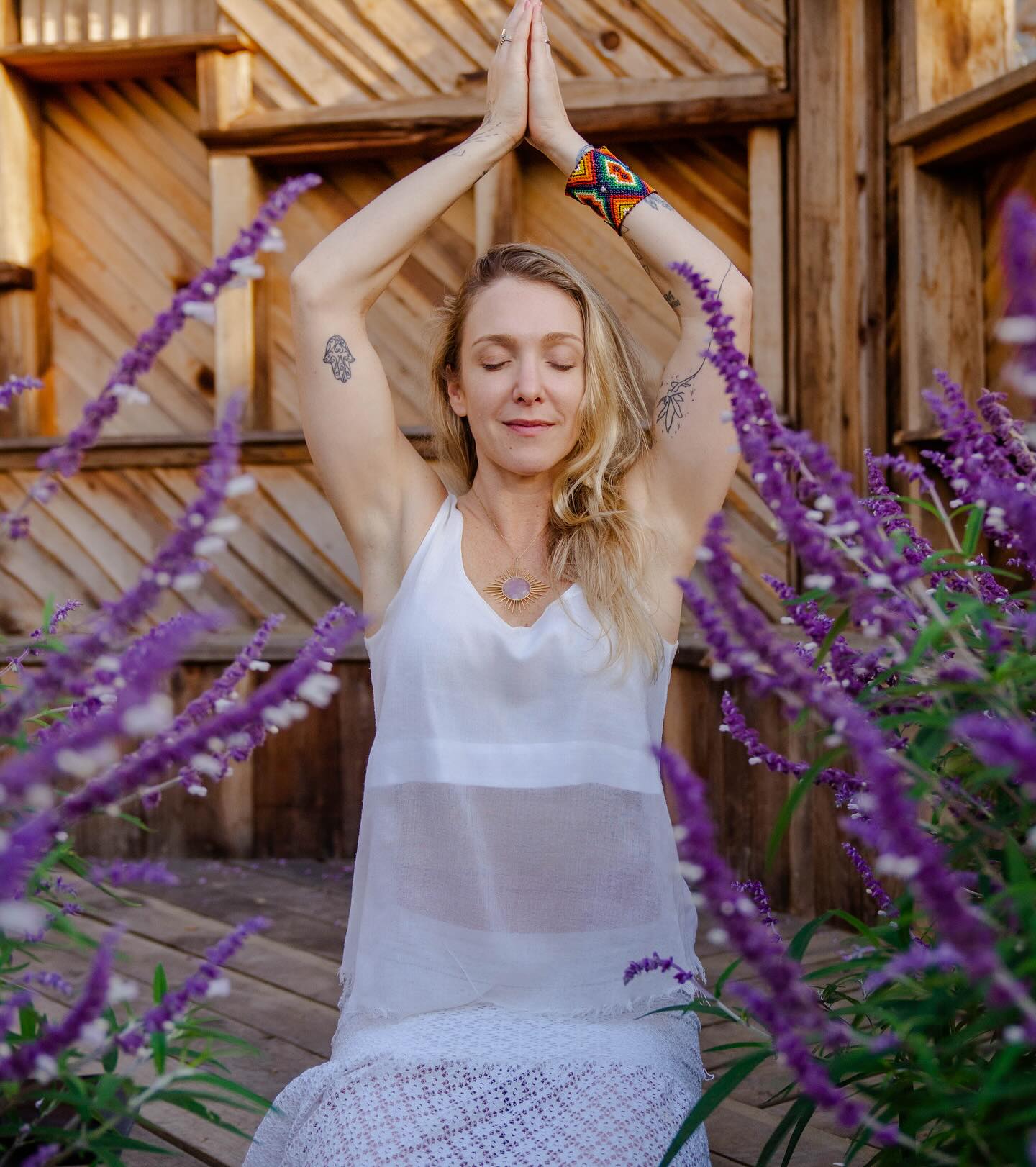 -𝐒𝐮𝐫𝐫𝐞𝐧𝐝𝐞𝐫 “If you look deep inside your heart, you notice how everything is simple after all, and that there is only one truth. The truth that allows us to recognize ourselves as beings of pure light and love. You are the reflection of the divine that yearns to be revealed at every instant and in everything you do. If you choose to live the truth, all you have to do is surrender to it. The essence of surrender allows you to completely change your perspective on the world. When you feel the surrender to the divine, you venture to live the pleasure of helping those in need of unconditionally, without even considering another option. This is possible thanks to trust. When I trust in what I am able to offer, I will also be able to trust in what I can get, and so the wheel turns without end. This essence allows me to surrender to being what I really am. When I am no longer afraid of being judged not to make mistakes, I surrender to the blessings of life without blockages.” AHO ! - Oráculo da Iluminação
Photos from the latest edition of our retreat Transform & Transcend. ❤️
#wellnessretreat #heartchakra #surrender #holisticwellness