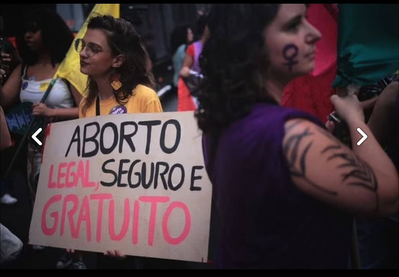 QUESTÃO DE GÊNERO: CRIANÇA NO É MÃE!
De autoria do deputado da Bancada Evangélica Sostenes Cavalcante, do P.L. Do RJ, o projeto que tramita na Câmara a toque de caixas é cruel, desumano, inaceitável, ele sim um mecanismo de permissão de crime contra a mulher e a criança.
O projeto proibe a interrupção da gravidez após 22 semanas também em caso de aborto e criminaliza a vitima que realize o aborto em até 20 anos de prisão.
Vamos a mais essa luta! Vem com a gente.
#criançanãoémãe #mulhereslivres #casaflores #resistenciafeminina