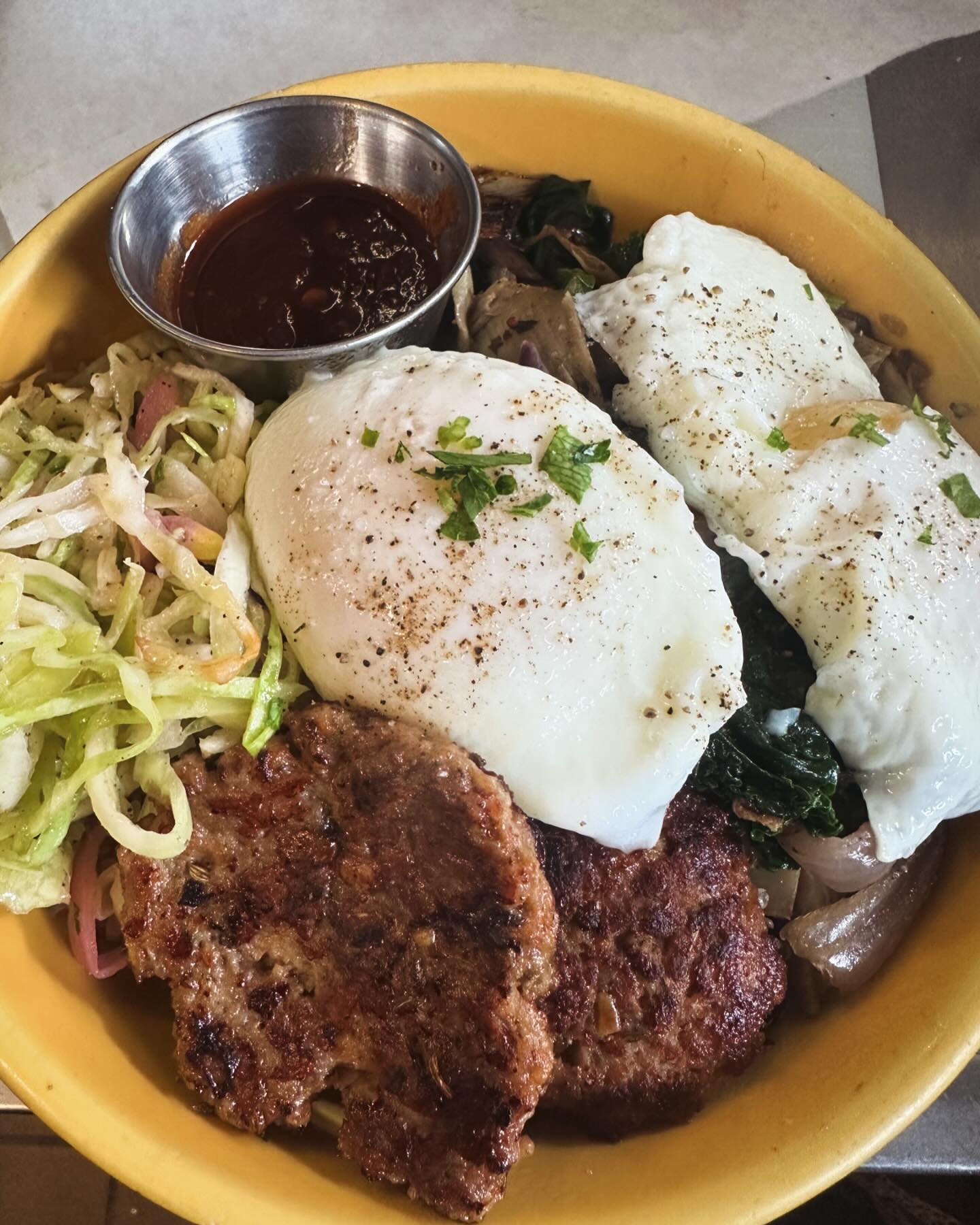 Have you tried our breakfast bowl? It’s super good and super healthy and the perfect way to break your fast! Packed with quinoa, black beans, kale, artichokes, mushrooms and red onion, 2 eggs any style and cabbage slaw and our housemade harissa, it really packs a punch 🤜!! This one has our housemade sausage and poached eggs. Have a great week!
#oakland #breakfast #cafe #healthyfood #healthylifestyle