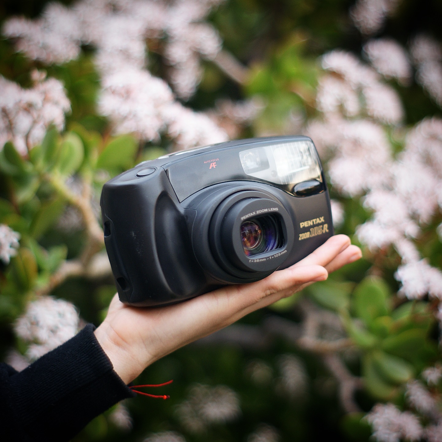 💎 Con ella podrás hacer fotos en doble exposición, te presentamos la Pentax Zoom 105-R 📸
🎞️ Es una cámara compacta totalmente automática fabricada por Pentax en 1991. El objetivo es de 38-105 mm, f/4-7,8, el zoom motorizado se puede controlar de forma continua o en pasos de 46, 55, 70 y 85 mm. tocando ligeramente la palanca de zoom. La distancia focal se muestra en la pantalla LCD superior.
🌷El rango de enfoque es de 1,35 m a inf, pero con el modo macro habilitado, cambia de 0,75 m a 1,35 m. También hay un modo súper macro. Este botón está ubicado debajo de una cubierta deslizante hacia abajo en el lado izquierdo del cuerpo. Esto permite un rango de enfoque fijo de 0,45 m. En este modo, el flash siempre se dispara y el enfoque automático no funciona. Un disparador automático electrónico, que puede disparar hasta cinco exposiciones.
🛠️ El número de exposiciones se puede ajustar con el interruptor de palanca del zoom. Tiene infinitos modos de ajustes de exposición, doble, ráfaga, modo macro, larga exposición, entre muchas otras. Se requiere una película codificada en DX, ya que la película que no es DX se filma a ISO 25.
🚛 Esta cámara incluye pilas y correa. El envío a domicilio es gratuito a todo Chile 🇨🇱
Estado: Vendida✨
Valor: $99.990 🌱