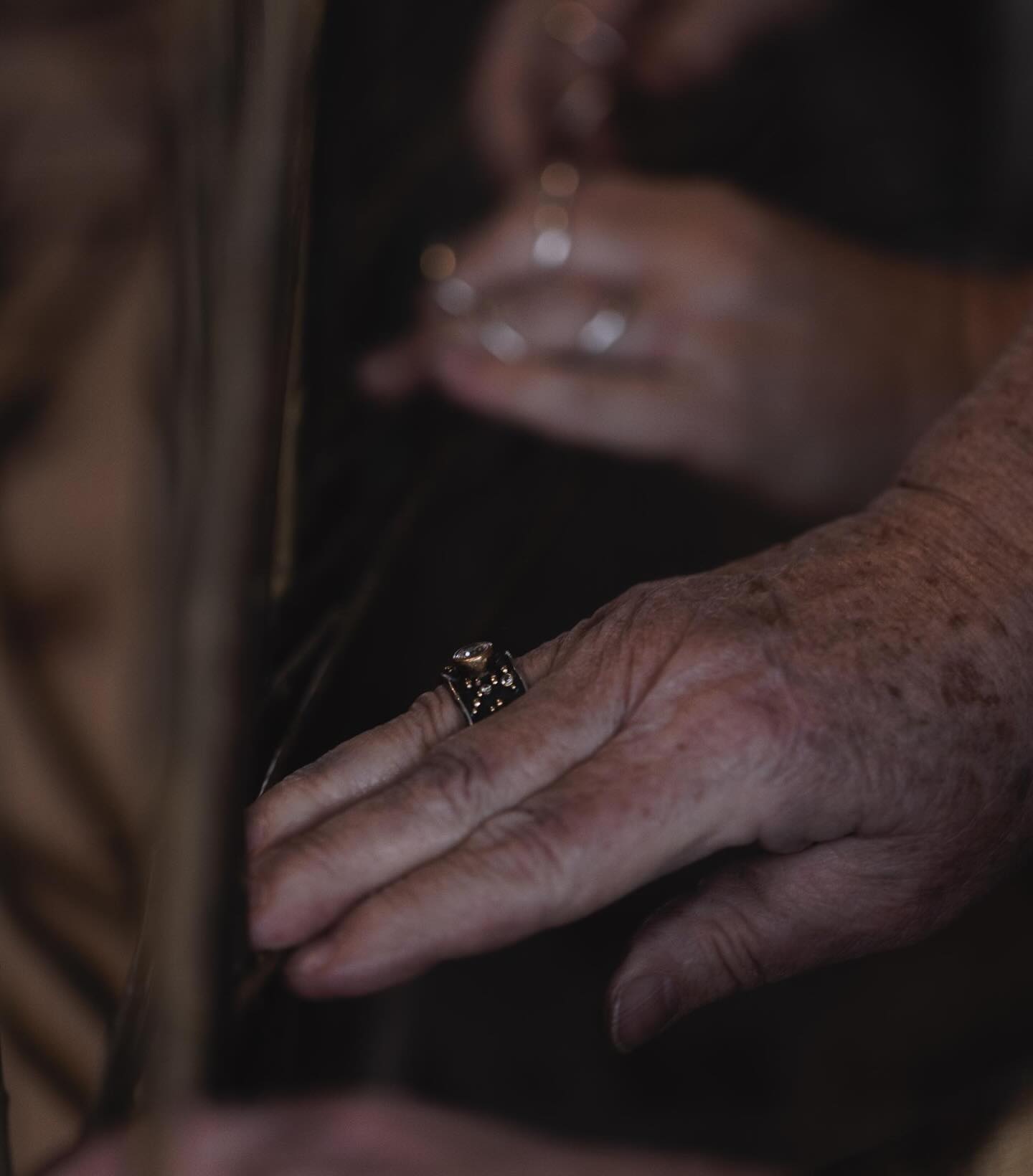 Weaving with Rose, captured by @vodoc_xeno.
This story of Roses’s river burial tray will incubate in my heart a while longer before I can share it, but the photos are too beautiful to keep hidden! She timed her visit for the dogwood blossoms, which are just now opening here in the Appalachian foothills, and will forever remind me of her. Missing you already dear friend! 🌺🌸🌺🌸🌺
#weavingtogether #willowcasket #communitydeathcare #naturalburial #rose #hands #willow #burialtray #shroud #forever #soulmother #elders #thegrandmothers
#sustainability #appalachianfoothills #diycasket #womentogether