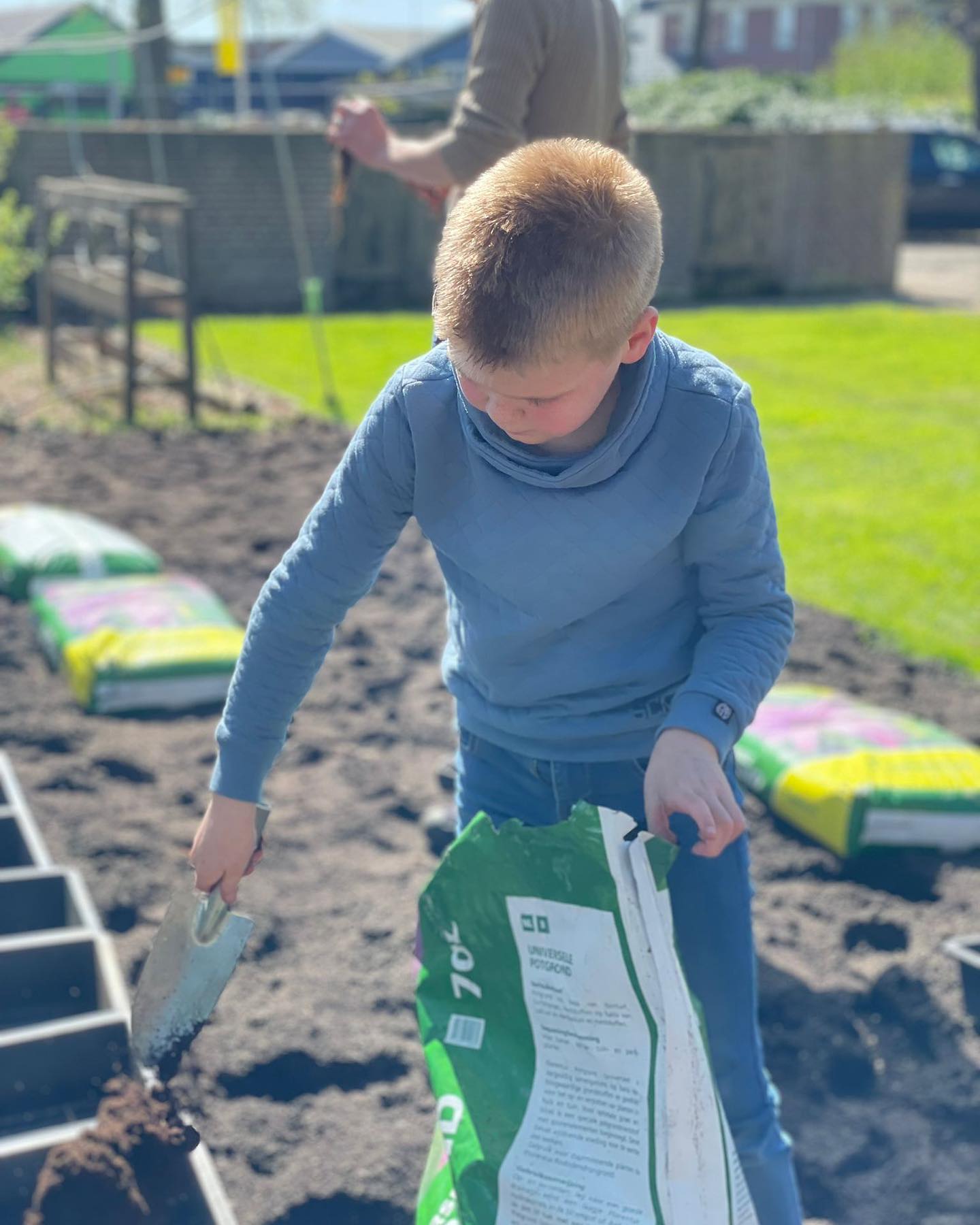 In de groentetuin! Wij zijn al volop aan de gang. ๐ช๐ผ We doen de potgrond in bakken, sproeien dit en poten aardbeien plantjes! ๐๐ฑ๐ง๐ปโ๐พ Met dit heerlijke weer genieten wij van deze activiteit!๐๐ชด
#zorgboerderij #grootmiddendorp #tuinnieren #dagbesteding #lente #genieten