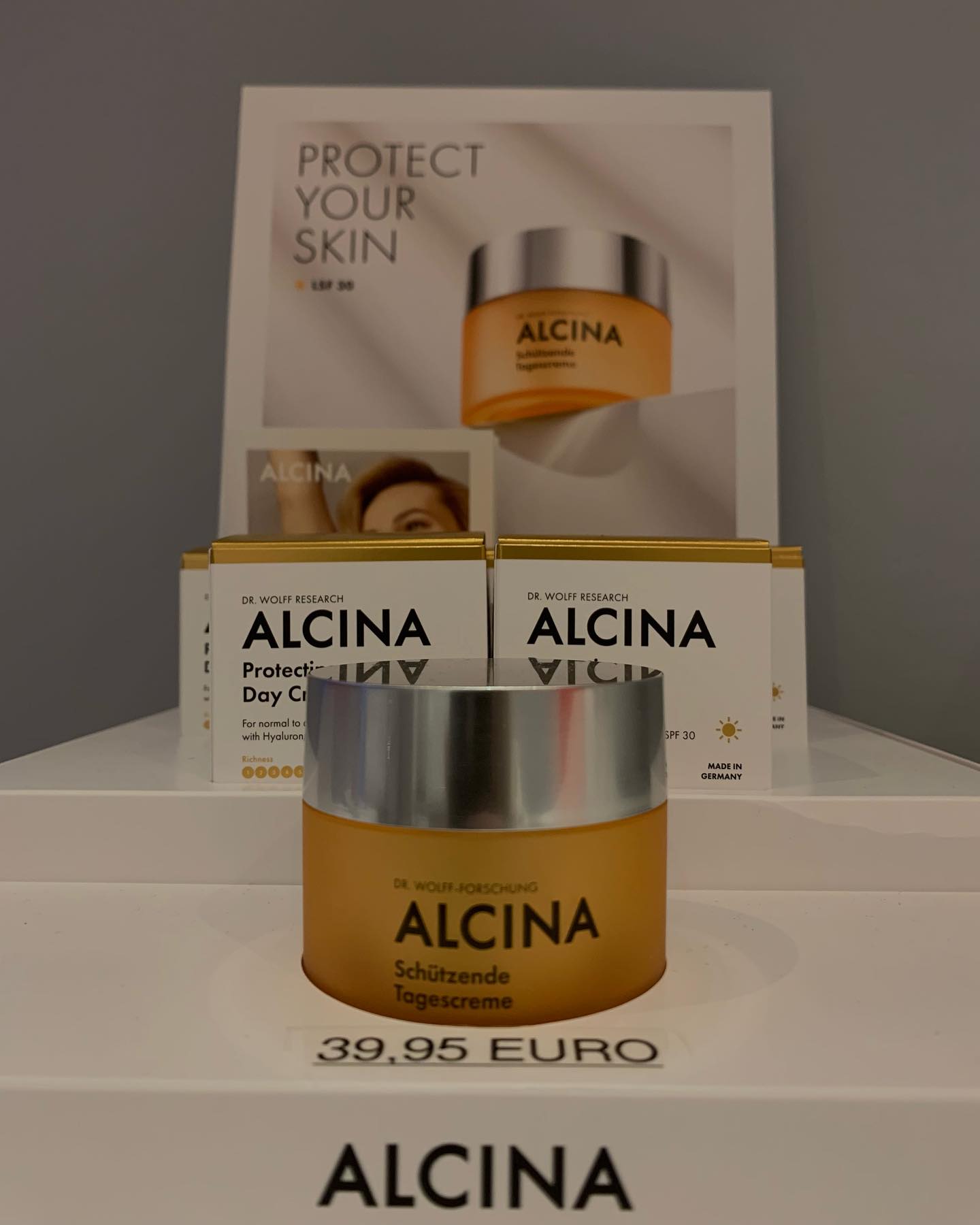 Alcina ,,Schützende Tagescreme,,
☀️LSF 30
💧Hyaluron
💧Sheabutter
…versorgt die Haut optimal mit Feuchtigkeit und schützt sie vor UVA/UVB-Strahlung sowie lichtbedingter Hautalterung
Jetzt neu bei uns !
39,95€