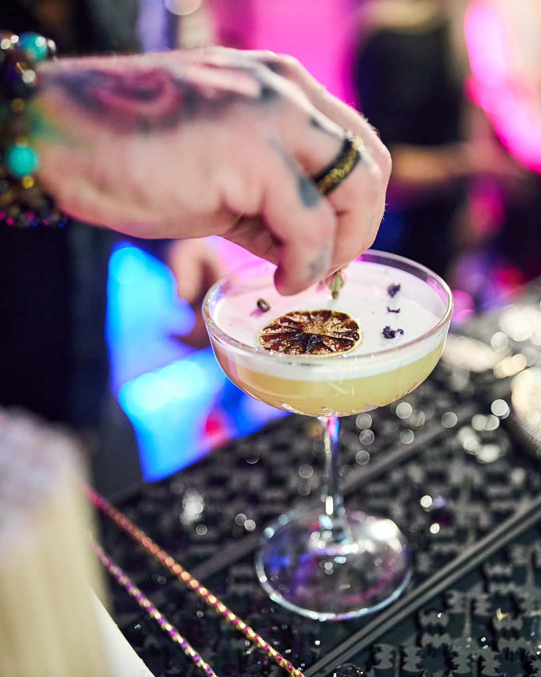 🎉 Warsztaty pełne smaku i emocji! 🍹🍫🍳
Podczas naszego eventu uczestnicy mieli okazję wziąć udział w wyjątkowych warsztatach:
🍹 Barmańskie – odkryliśmy tajniki miksologii, ucząc się przygotowywać idealne koktajle pod okiem profesjonalistów.�🍳 Kulinarne – wspólnie gotowaliśmy, tworząc kulinarne dzieła sztuki, które smakowały równie dobrze, jak wyglądały.�🍫 Czekoladowe – zanurzyliśmy się w świecie czekolady, ucząc się jej historii i technik tworzenia słodkich arcydzieł.
Warsztaty to nie tylko świetna zabawa, ale również okazja do integracji, nauki i odkrywania nowych pasji. Dziękujemy wszystkim uczestnikom za ich zaangażowanie i wspaniałą energię! ✨
Który warsztat podobałby się Wam najbardziej? Dajcie znać w komentarzach! 👇
📸 Zdjęcia: @purecolormedia
#Warsztaty #WarsztatyBarmańskie #WarsztatyKulinarne #WarsztatyCzekoladowe #EventWithPassion #OrganizacjaEventów #AgencjaEventowa #Integracja #DoświadczeniaKulinarne