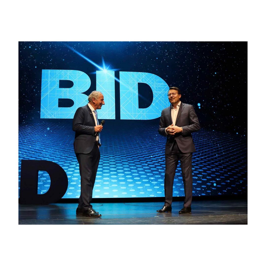 De Big Improvement Day (BID) ontstond in 2008 vanuit de behoefte om positieve ontwikkelingen in Nederland te belichten en te bevorderen.
Tijdens deze events komen de top van de Nederlandse overheid, het bedrijfsleven, sport, zorg, onderwijs en media samen en wordt er contact gelegd, kennis gedeeld, visies getoond en worden samenwerkingen aangegaan.
De BID is bekroond met een Gouden Giraffe 💫
ACTIVITEITEN
💡 Strategisch advies
💡 Persberichten in het Nederlands en Engels
💡 Nieuwsberichten
💡 Mediasamenwerkingen
💡 Website content management
💡 Content creatie
💡 Creatie marketing communicatie uitingen
💡 Begeleiding en advies PR en communicatie team
💡 Linkedin profiling
💡 Event management
💡 Externe communicatie (nieuwsberichten, blogs)
📷 @timoverduinvisuals
#communicatieadvies #communicatiestrategie #PRagency #brandbuilding #marketingcommunications #persbericht #corporatecommunicatie #contentstrategie #portfolio #illustrator #illustration #pressevent #brandmanagement #mediarelaties #marketingboodschap #pr #goudengiraffe #constantijnvanoranje #techleap