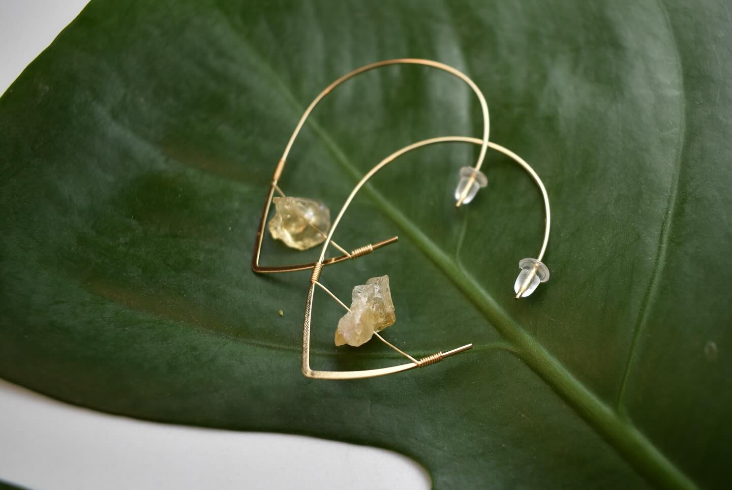 Back in Stock!!! ⚡️
Our delicate and light Gota earrings are made with 18K plated gold and small raw pieces of natural Citrine & Amethyst sourced from Brazil.
Available on our website !!!✨
#supportsmallbusiness #buysmall #crystaljewelry