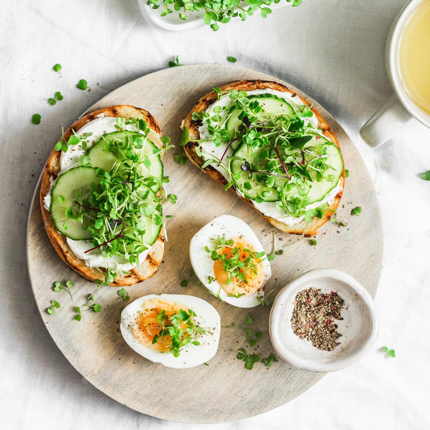 🌱✨ Starta dagen på topp med mikrogrönt på din smörgås! 🌿 Enkelt, gott och supernyttigt – perfekt för frukosten. Mikrogrönt är packat med vitaminer och mineraler, trots sin lilla storlek. Det ger en krispig textur och en fräsch smak som lyfter vilken macka som helst. 🥪🌞
Fördelar med mikrogrönt:
✅ Rikt på antioxidanter
✅ Fullproppat med näring
✅ Boostar ditt immunförsvar
Så varför inte piffa upp morgonen med lite grönt på smörgåsen? Din kropp (och dina smaklökar) kommer att tacka dig! 💪🌱
#Mikrogrönt #Frukosttips #Hälsa #GröntÄrSkönt #GodStartPåDagen #goddar #skott #broccoliskott #nyttogr