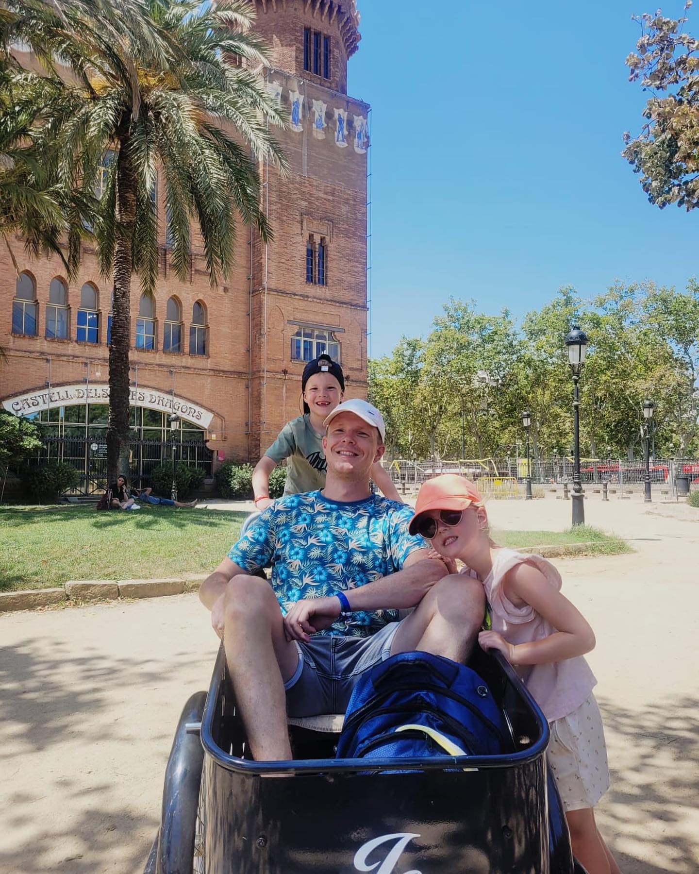 Voor de allerkleinsten en kindjes met een gebroken sleutelbeen 🙄 heeft Mucho Gusto ook een bakfiets beschikbaar.
Deze familie had veel plezier in het Park La Ciutadella waar ondermeer het a kasteel van de drie draakjes 🐉 is te bewonderen!