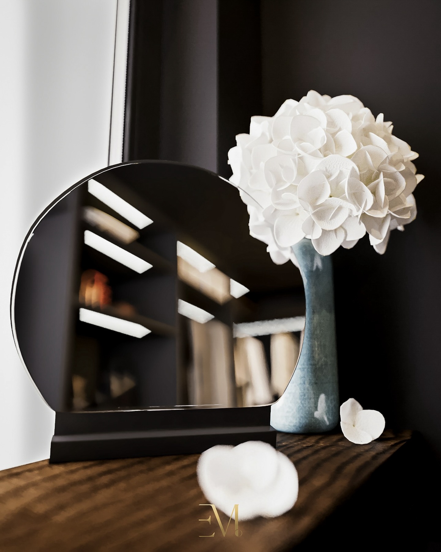 Where refined style meets reflection, we unveil a preview of masterful play of dark shades resonating with elegance and sophistication in our meticulously crafted walk-in wardrobe. Every detail, every reflection in the mirror, echoes a symphony of opulence tailored exclusively for those who appreciate the finer things in life. Elevate your space, indulge in sophistication. #LuxuryLiving #InteriorDesign
Now, stepping through to the other side of this luxurious haven. In Smoked Eucalyptus, we embark on the deepest desires of our client and help turn dreams into reality. We challenged the conventional belief that dark colors make spaces feel smaller.
This transition maintains a smooth flow from the walk-in wardrobe to the bedroom, emphasizing the consistency in style and design elements while inviting the audience to explore the entirety of the luxurious space.
#emdotstudio #emdot #designstudio #gosiablum #designinspiration
#interior #interiordesign #interieur #wonen #luxury #luxurydesign #refinedelegance #luxuryhomes #wartdrobe #mirror #beauty #walkincloset