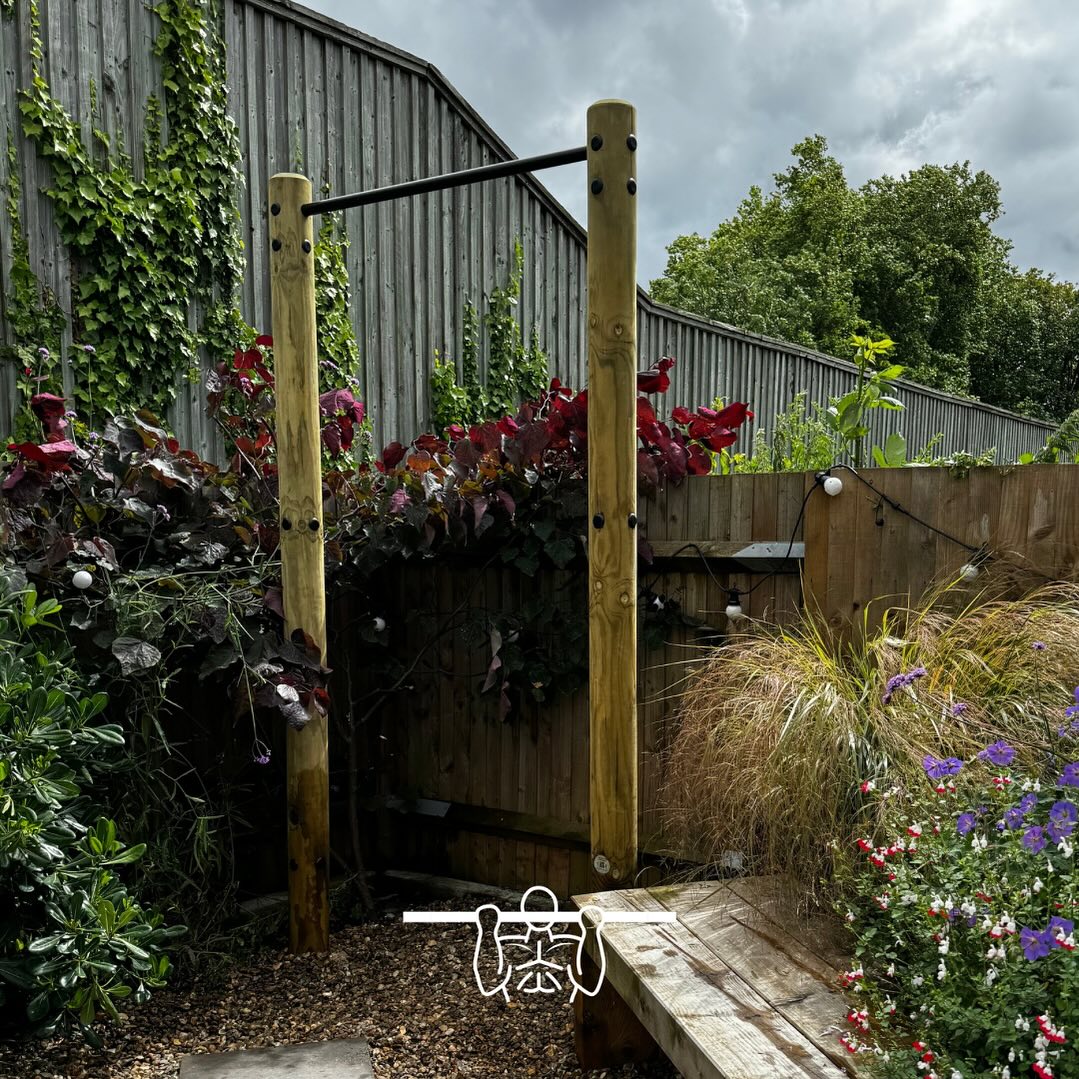 We have a solution for even the tightest of spaces. We loved installing this pull up bar into a beautiful garden in SE9. Thanks to our friends at @acelandscapes4 for the help!