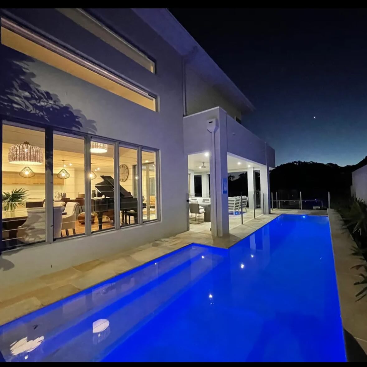 Welcome to 74 Gibraltar Drive on the Isle Of Capri.
This stunning home is now on the market and is available for inspection. Located on the North side of Capri with easy access to the main river. An executive style home offering a flexible floor plan to cater for a family lifestyle. #luxurylifestyle #luxuryhomes #luxuryrealestate #luxurystyle
