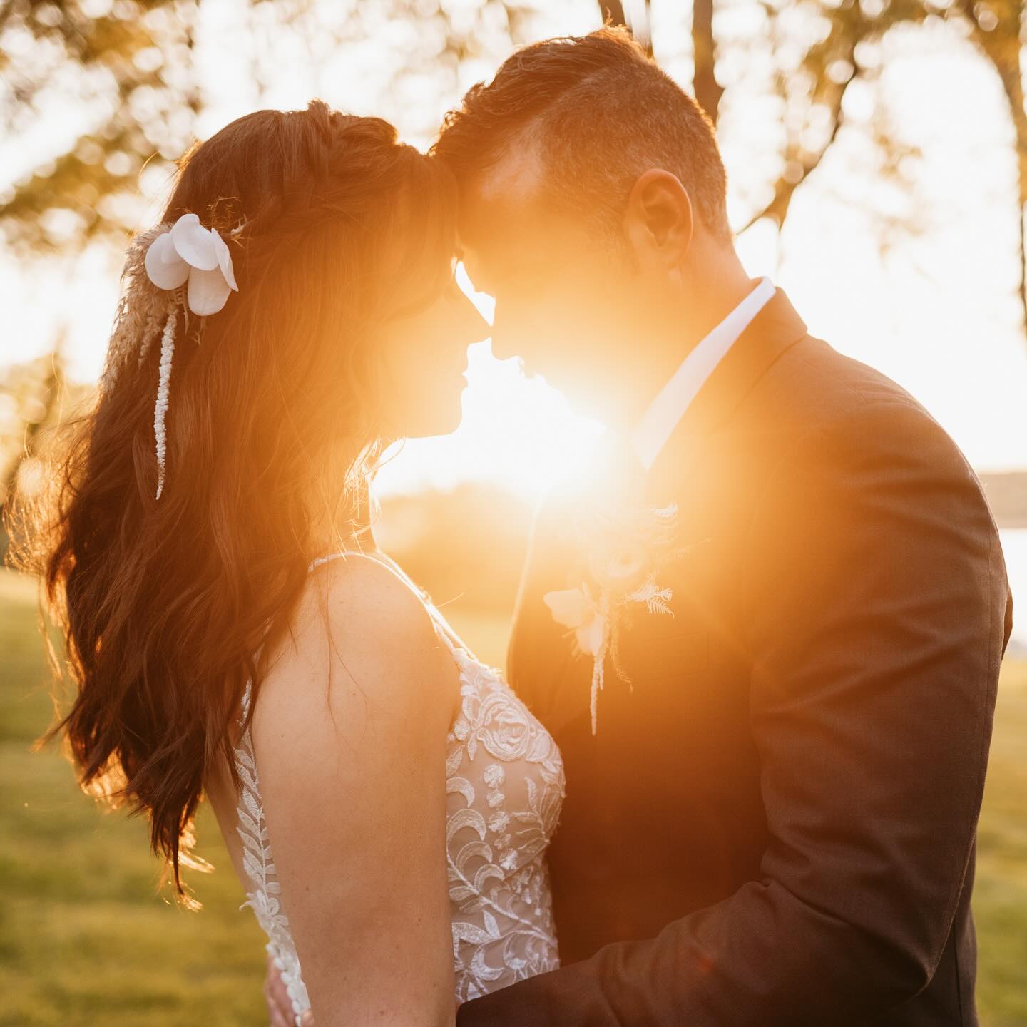 Golden Hour Power 🌅
Venue: @ridgelakegeneva
Photo: @katieleephotographywi
Makeup: @jillian.niemann
#DestinationGN #theridgehotel #ridgehotelweddings #lakegenevaweddings #weddingwednesday