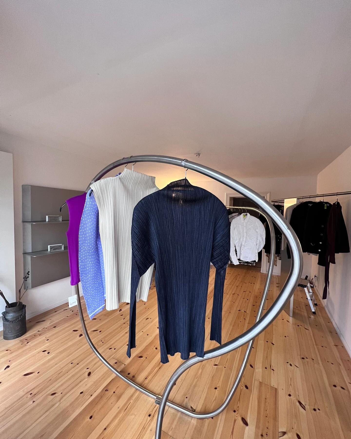 Reparatur Berlin is almost ready! 2024 GrimmStraße Berlin, 30sqm
We created two unconventional pipe hangers to turn every piece of clothing into something truly one-of-a-kind:) not in an order for sure.
Client and good friend, @letisyatapan @reparatur.berlin
Design team: @bilgekalfa.architecture, @leoniemtodd
Application: Ahmet Aksoy
Sorry I cant wait for pro pictures 🤭