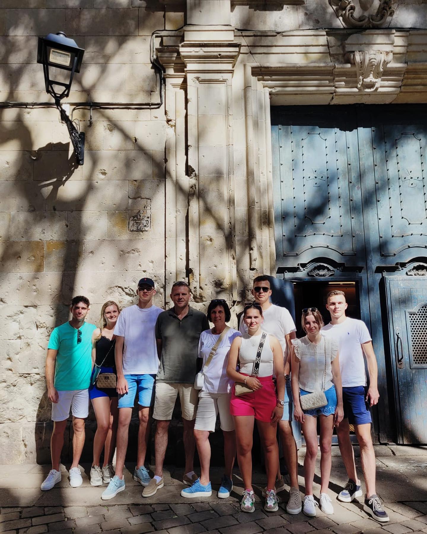Summer vibes met deze familie tour op het mooiste pleintje in de oude stad: Plaza Sant Felipe Neri. ☀️