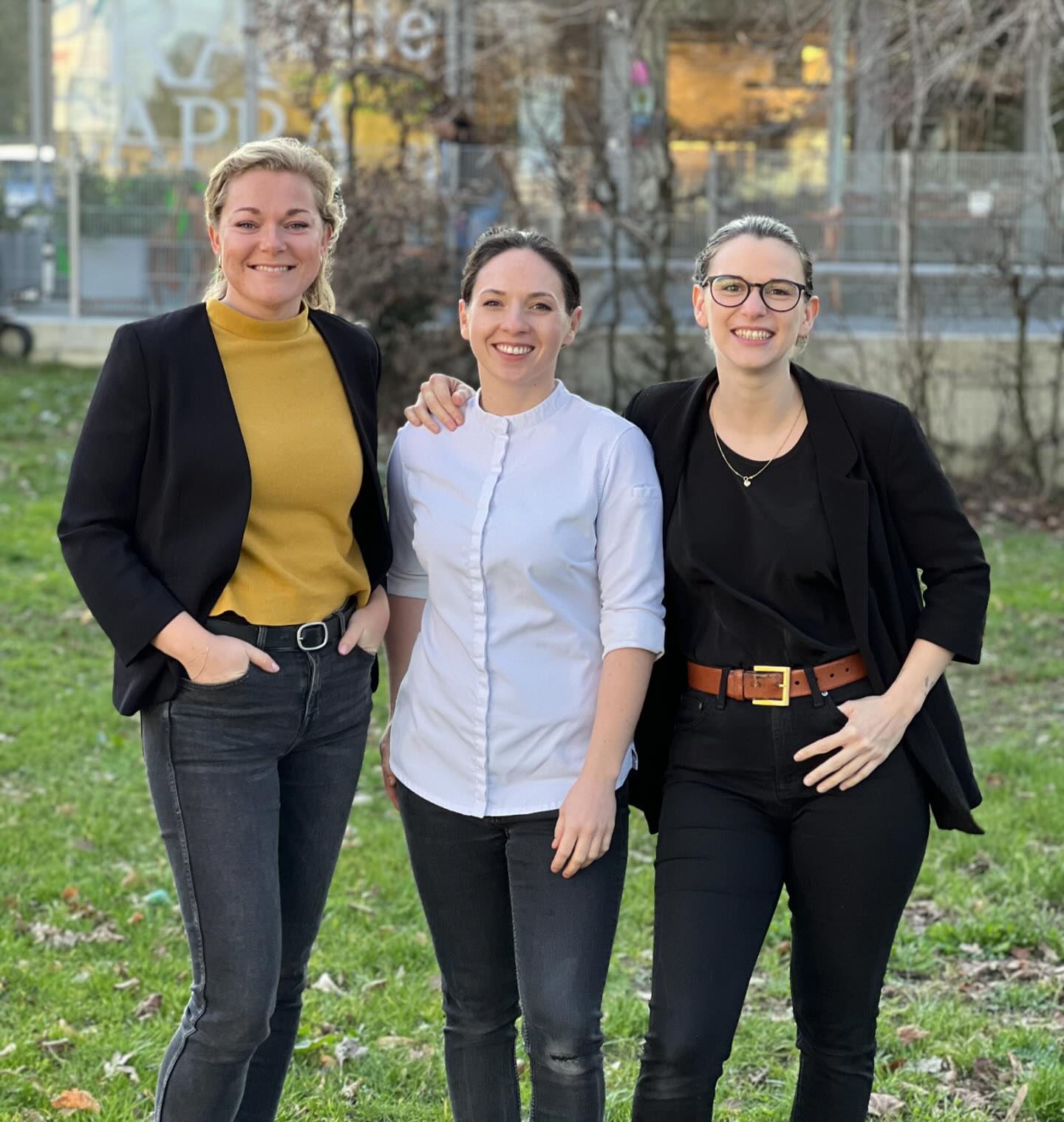 Frauenpower im @cafecapra 🫶 ein gelungenes Wochenende mit viel Spaß, coole Kolleginnen und tollen Gästen! 🙌
Danke für die Einladung und die Initiative @helenadiscoversagain - rund um den Weltfrauentag nicht nur uns zusammenzubringen, sondern auch die Vielfalt an tollen Weinen von Winzerinnen eine Bühne zu geben und dabei der ganz jungen Generation etwas weiterzugeben!
#frauenpower #femalechef #dinner #weinverkostung #cafécapra