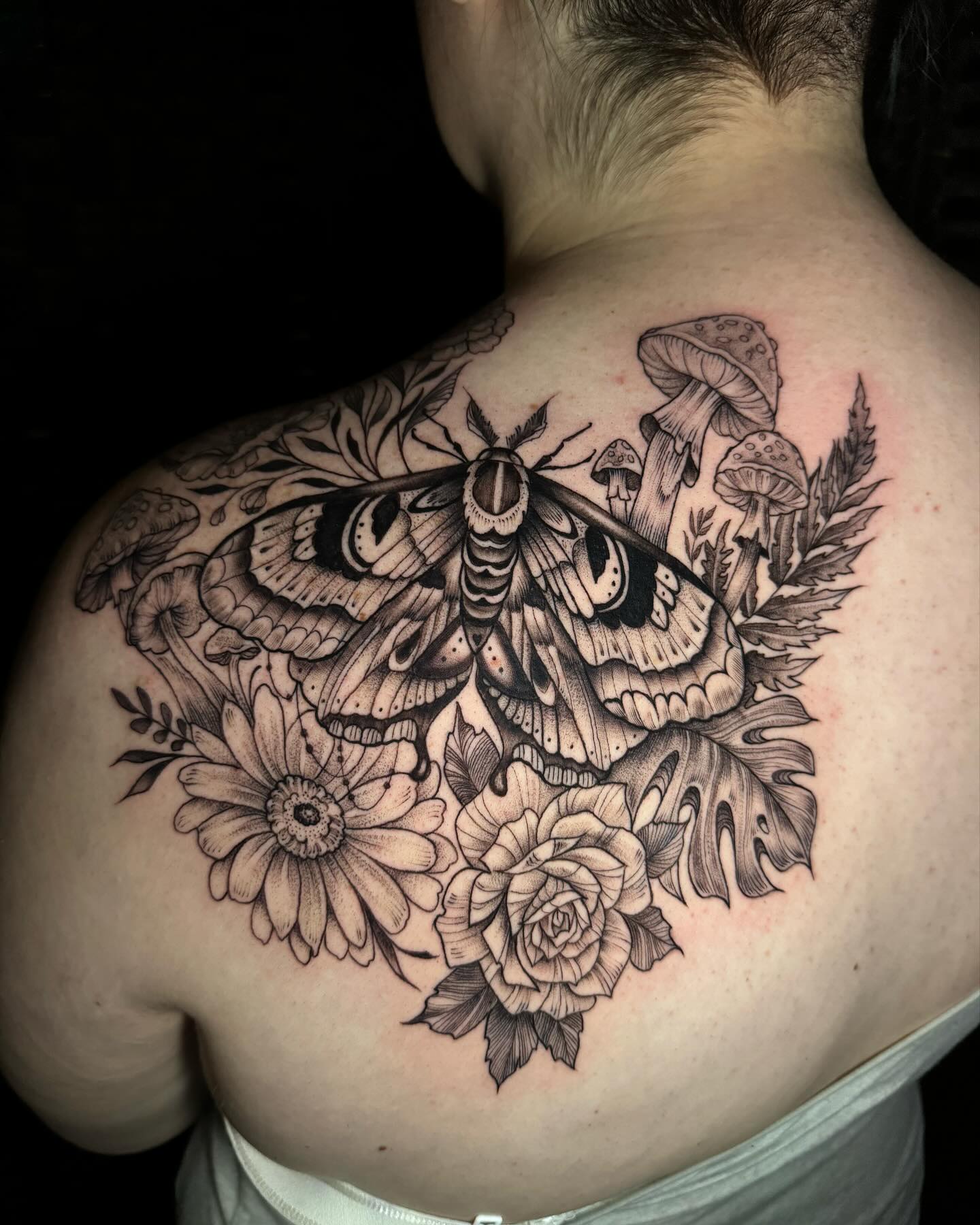 Back from vacation! Some new ink ✨ Symbolizing transformation, beauty, and the intricate balance of life. Enjoy your new home and adventures in Australia!
#MothAndFlower #NatureInspired #InkArt #mothtattoo
#fkirons #tattooartist #tattoodenver #coloradoartist #denver #denverartists #womentattooers