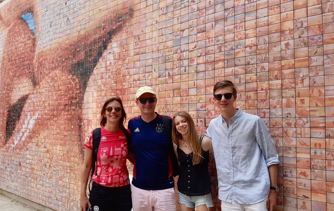 Het kunstwerk De Kus (El beso) in Barcelona tijdens een gezellige familie fietstour met gids Annemarike. Deze familie had geluk dat we nog net een plekje last-minute vrij hadden 🍀 ☀️🚲