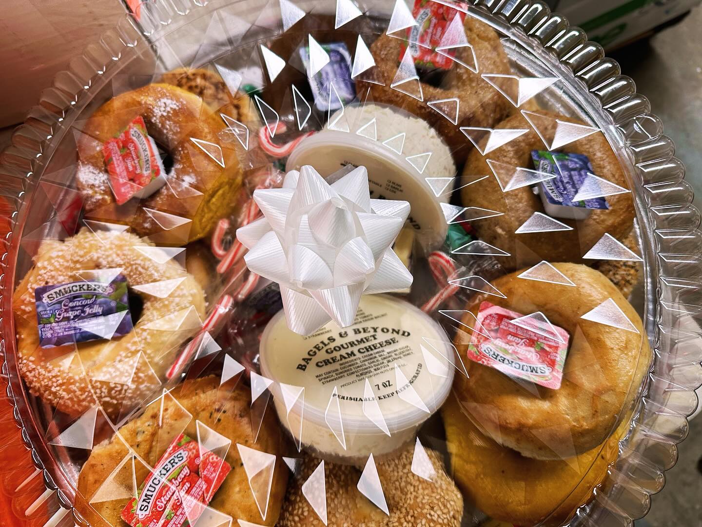 Thank you, @bagelsandbeyond, for the awesome bagel tray and spreading Christmas joy!