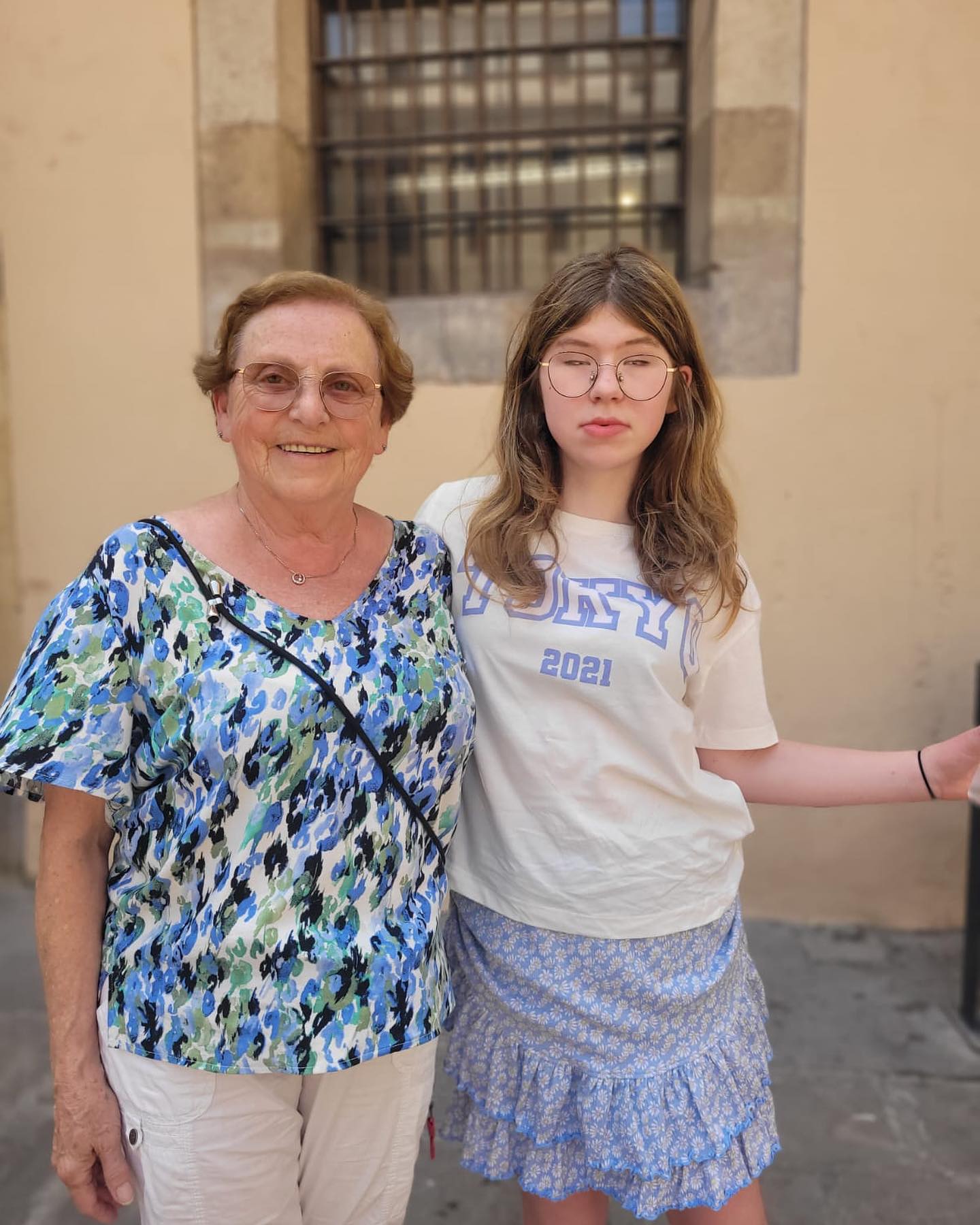 Onze gids Esther maakte een speciale aangepaste wandeltour voor deze oma en haar kleindochter met beperkt zicht.
Zo kreeg Barcelona ook voor ons een nieuwe dimensie: van dichtbij voelt, ruikt, ziet en hoort de stad des te magischer! 💫
Mucho Gusto maakt al vele jaren aangepaste tours voor mensen met fysieke en mentale beperkingen onder het motto ‘Barcelona is voor iedereen’.