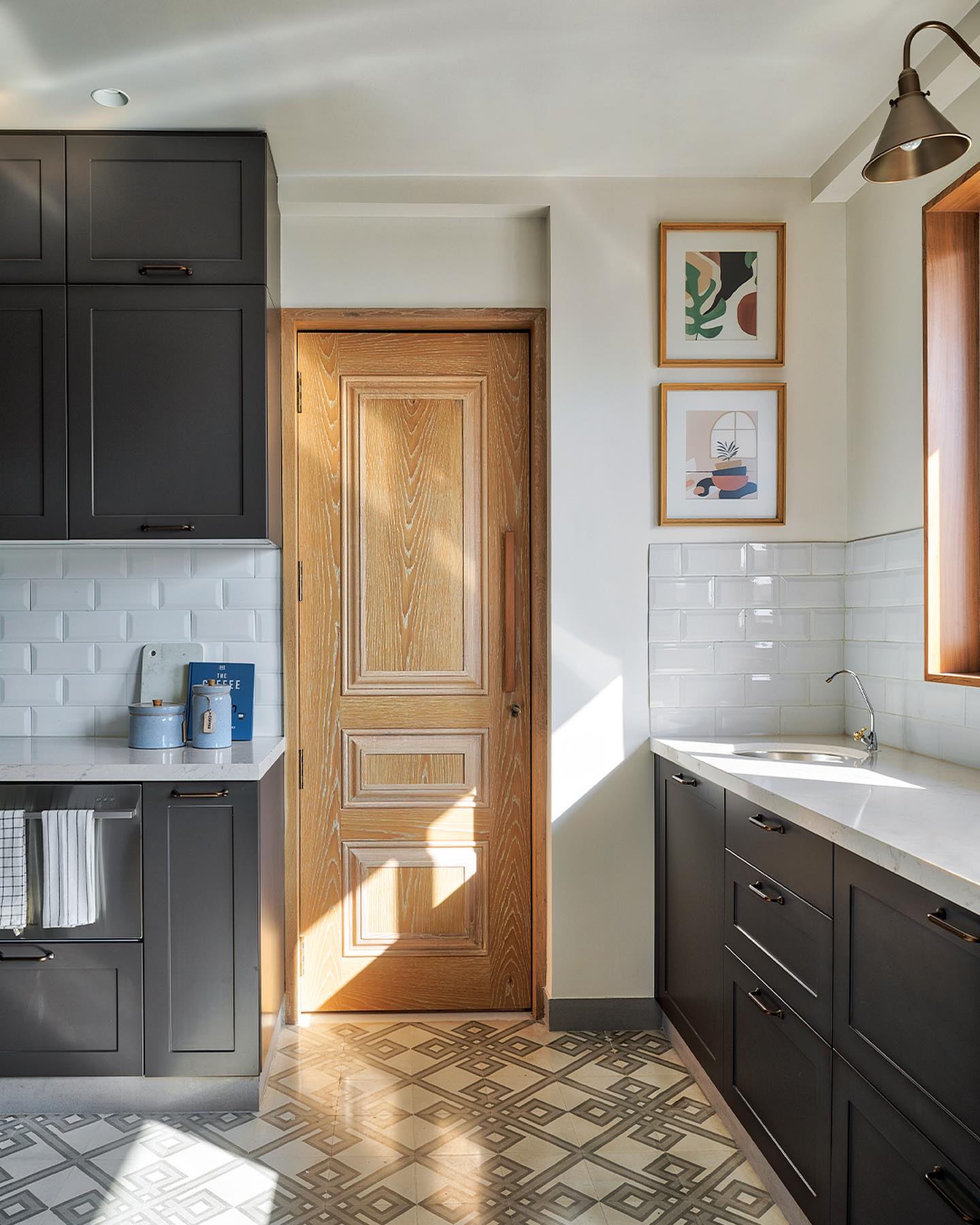 Kitchens are most definitely our favourites spaces to design! And this very vibey kitchen from the Casa Grace Home was no exception.. The charcoal cabinetry and the very beautiful veined counter tops had our clients thrilled with the blending maintenance and aesthetics..!
.
.
.
Interior design & styling : @casa_novo
.
.
.
Photographer: @pulkitsehgal7