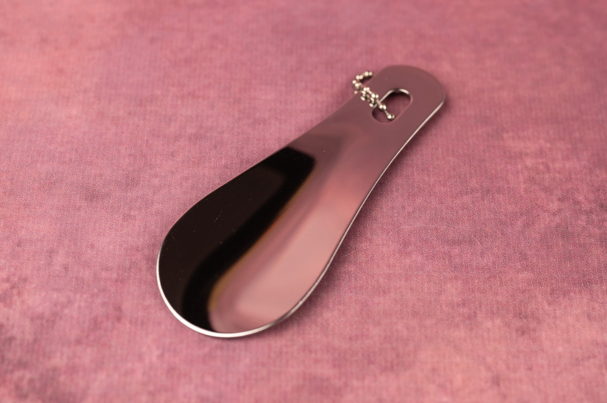 Skohorn :
Perfekt for alle anledninger.
På reise kan du være nødt til å delta i formelle anledninger som møter, middager eller konserter. Å ha et skohorn med deg gjør det lettere å ta på deg dressko eller pensko uten å risikere at skoene blir ødelagt eller at du får vondt i føttene. Dette er en liten, men viktig detalj for å føle seg komfortabel og stilfull,