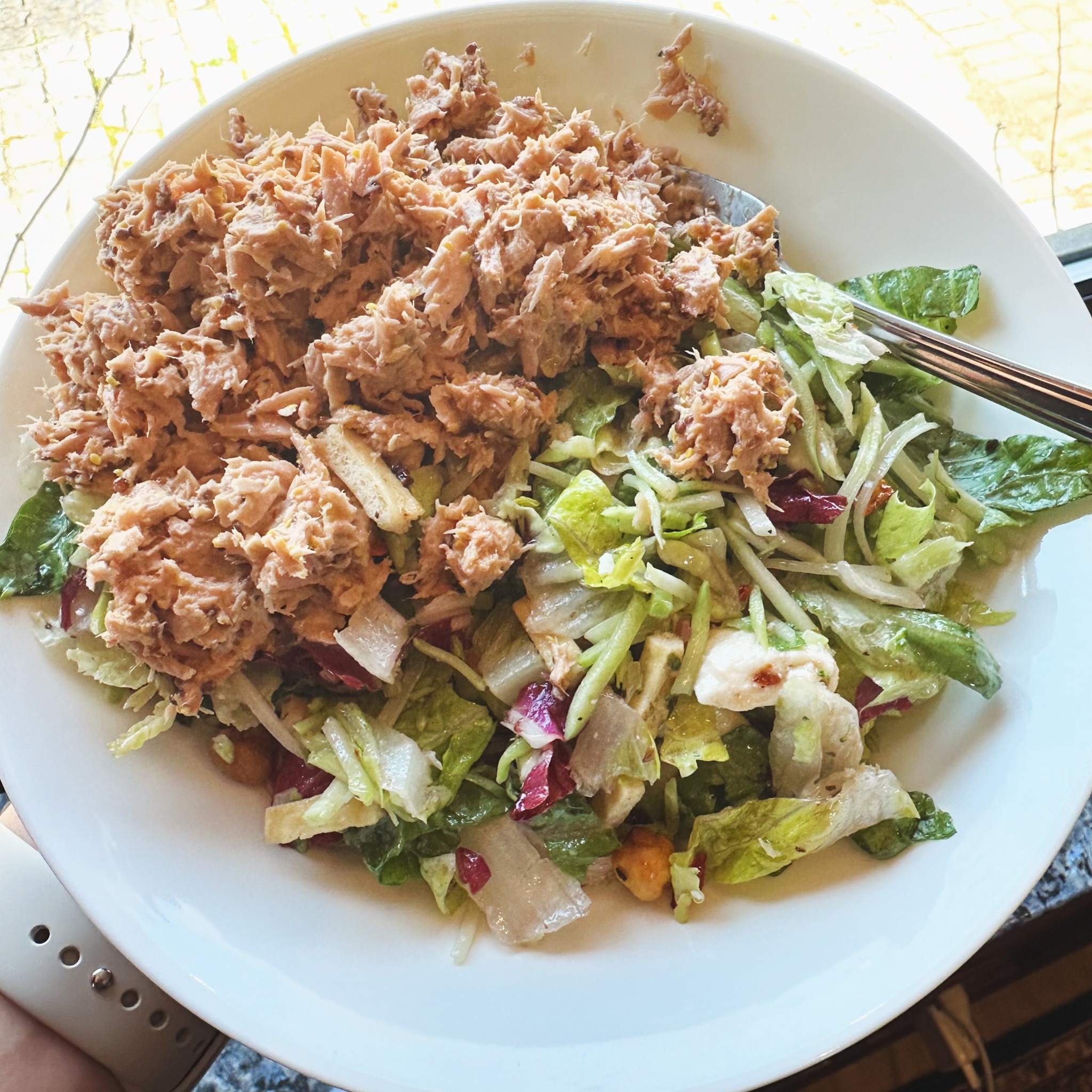 ✅Ugly ✅Convenient ✅Delicious
TJ’s Mediterranean salad mix topped with tuna (kewpie mayo, sriracha, whole grain mustard).
Took ~5 minutes to prep and served 2 people 😋
#nutrethos #nutrition #antidiet #recipe