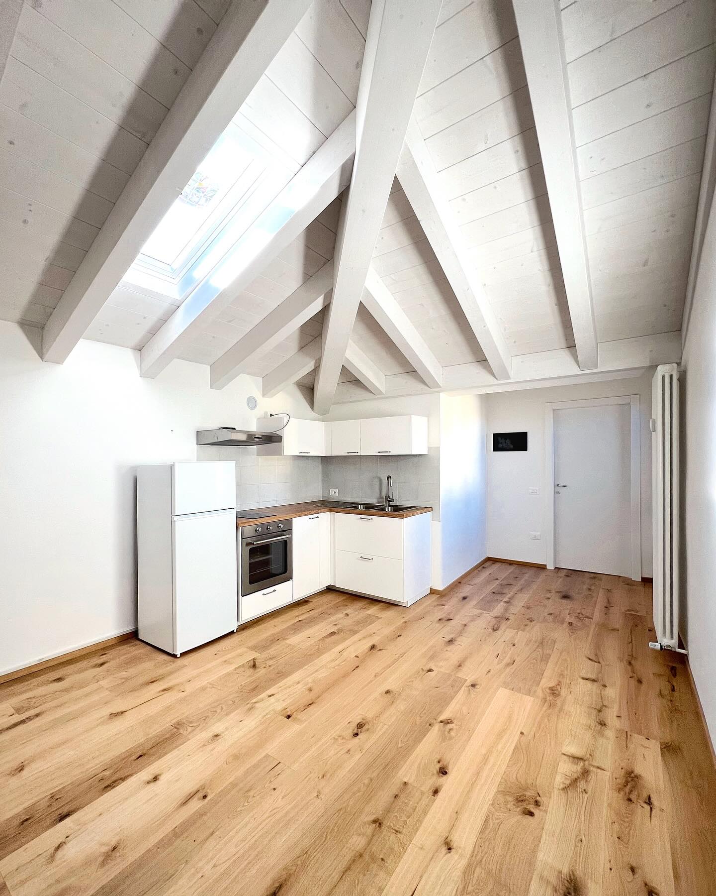 <Legno>
•
Se c’è un materiale che, nell’interior design, è sempre riuscito ad attraversare indenne mode e tendenze, quel materiale è il legno.
Vestire casa con il calore della natura è sempre una bella idea!
•
In questo palazzo degli anni ‘30 fresco di ristrutturazione, abbiamo realizzato la nuova copertura in legno di abete lamellare e curato le pavimentazioni interne degli appartamenti all’ultimo piano.
•
Ti piace il contrasto tra il colore caldo e avvolgente del parquet prefinito di rovere e il candore del tetto reso ancora più luminoso dall’installazione della finestra @velux ?