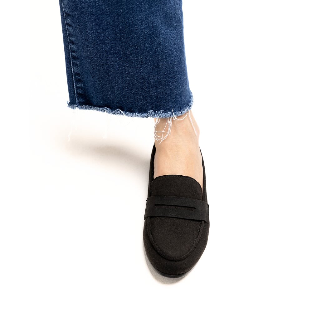 The Penny Loafer, defined by its horizontal strap, is a timeless, never out-of-style shoe. This shoe is hand-crafted from a sustainable eco-suede upper, memory foam insole with sweat absorbing technology, and a recycled rubber outer sole. ๐ค