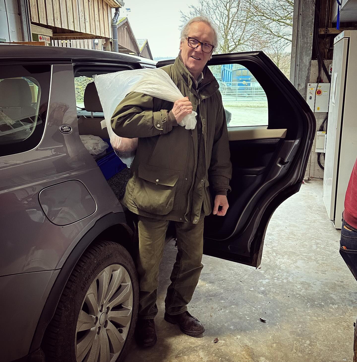 The beef is here at the farm! You can order your beef box online now!
Here is David, off down to the farmhouse like Father Christmas with beef for Sylvie!
Happy Christmas everyone!
#beefboxes #qualitybeef #grassfedbeef #primebeef #goodbeefisgoodforyou #beefbox #angusbeef #blackangusbeef