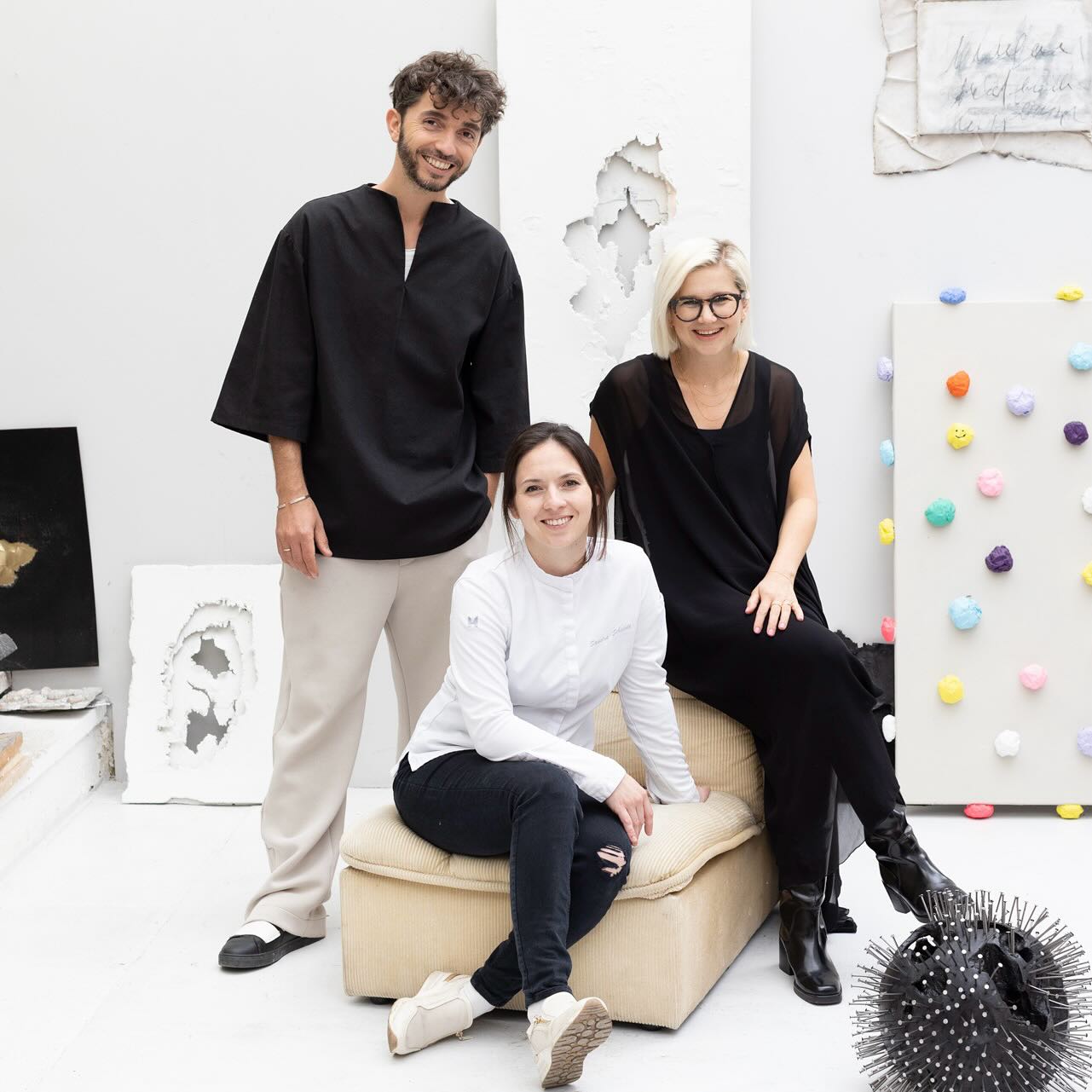 Culinary meets Art Wien 2024 🔥
Mit dem Künstlerpaar @alina.ciuciu und @ciuciu.sebastian starten wir unsere Pop Up Reihe 2024.
Zuvor gabs noch ein Fotoshooting mit @matthias_pristach und wir haben uns viel über Kunst unterhalten. Bisschen Spaß hatten wir auch 😉
Alina und Sebastian sind erfolgreiche Künstler, die die moderne Kunst leben, wobei ihre Kunst nicht unterschiedlicher sein könnte. Die beiden sind aktuell super populär auf Social Media, gemeinsam mit @culinarymeetsart feiern sie jetzt aber ihre erste öffentliche Ausstellung💥
31. Mai: Culinary meets Art Dinner: Kunst und Kulinarik vereint - 7 Gänge, Canapés, Petit Fours, Vernissage und live talk von den Künstlern, Champagnerempfang, Wasser und Kaffee inkludiert, 165,- €
01. & 02. Juni: Vernissage mit kleinen Snacks, Drinks und coolen sounds - FREIER EINTRITT
Location: Co- Innovation Factory (ehem. Ankerbrotfabrik) Wien
Nähere Infos und Tickets bzw Anmeldung unter www.culinarymeetsart.com/wien (link in bio)
Wir freuen uns auf euch! 🫶
#culinarymeetsart @coinnovationfactory #dinnerpopup #kunstundkulinarik #wien #popupwien #vernissage #ausstellung #ciuciu
@helenadiscoversagain @stokesixagency @bettina.zet
@rollingpin.co @falstaff.magazin @gaultmillau_austria