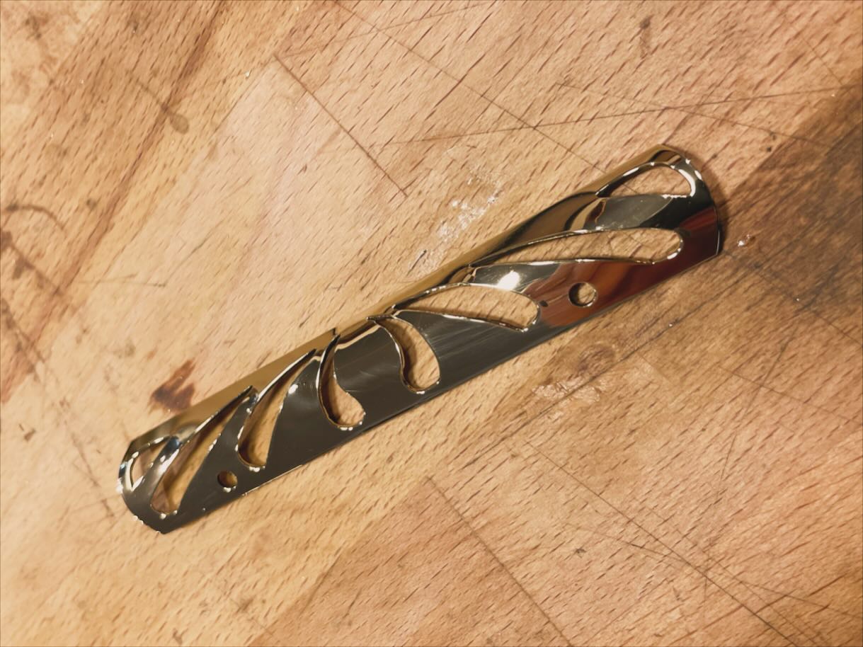 Wenn es kein Ersatzteil mehr zu bestellen gibt, muss man es eben selbst herstellen. Hier ein Klappenschutz für ein altes Selmer Altsaxophon. #selmermarkvi #selmer #selmerparis #vintagesax #markvi #selbstgemacht #laubsägearbeit