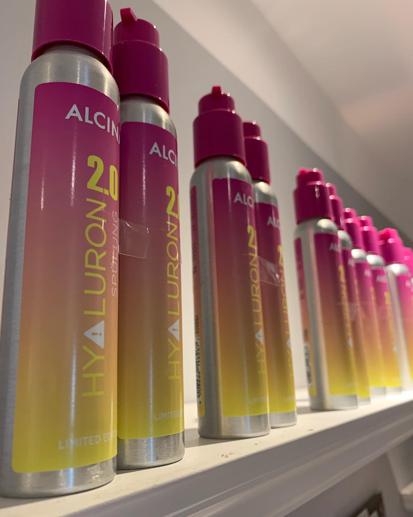 Alcina ,,Hyaluron 2.0,,☀️
Die perfekte Pflege für den Sommer⛱️…mit angenehmen Mango Duft 🥭
Spendet der Haut und dem Haar intensiv Feuchtigkeit 🧴
Mit Wirkstoffen wie Aloe Vera und Avocadoöl wird die Haut ideal beruhigt und gepflegt 🌱
Shampoo + Spülung 17,50€
Shower Gel 7,95€
Body Lotion 9,45€