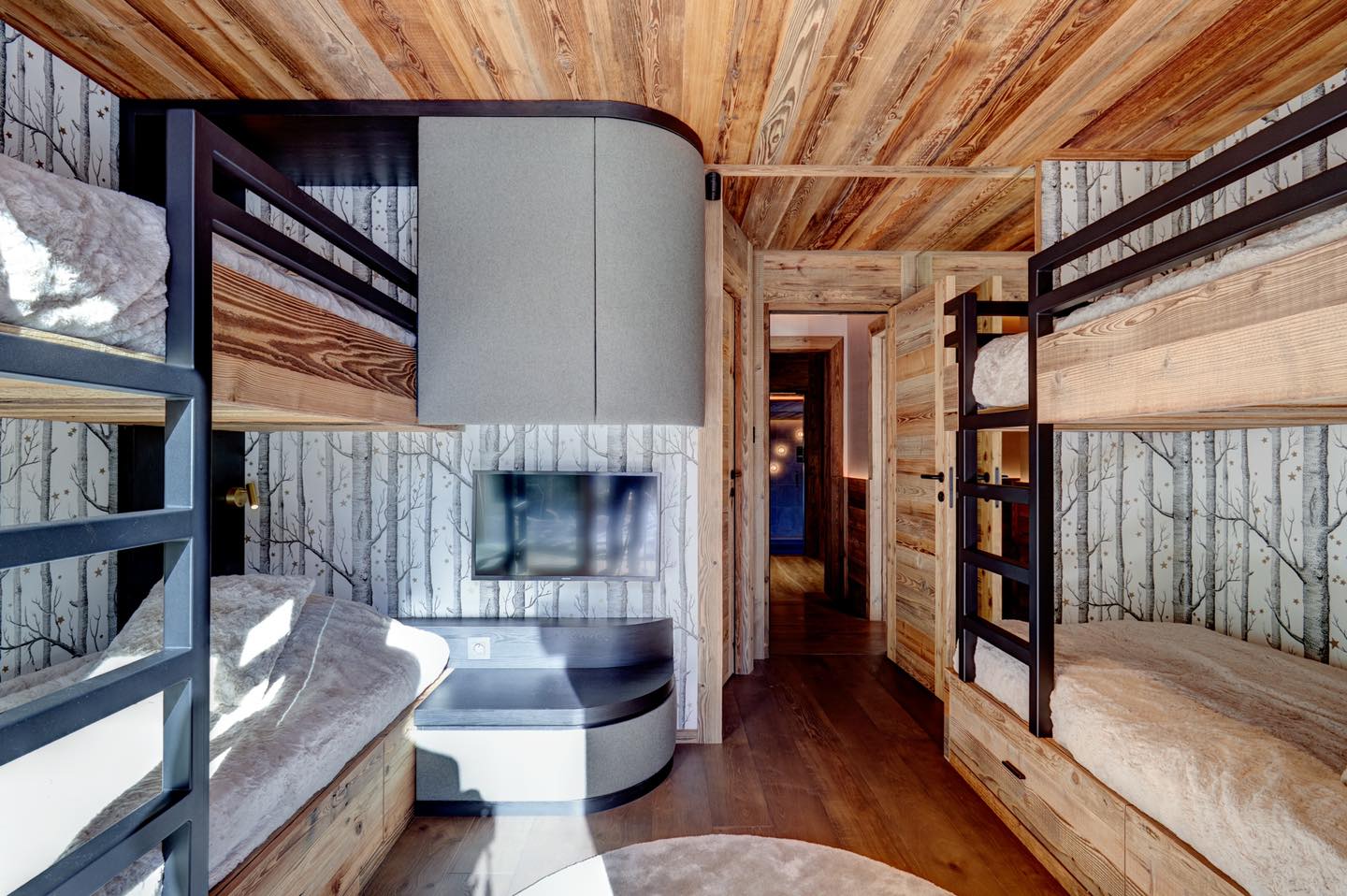 A dorm room has never felt more cozy. It is the perfect place for kids to end their day ♥️
#cateredchalet #chaletmenor #ski #meribel #alps #frenchalps #les3vallees