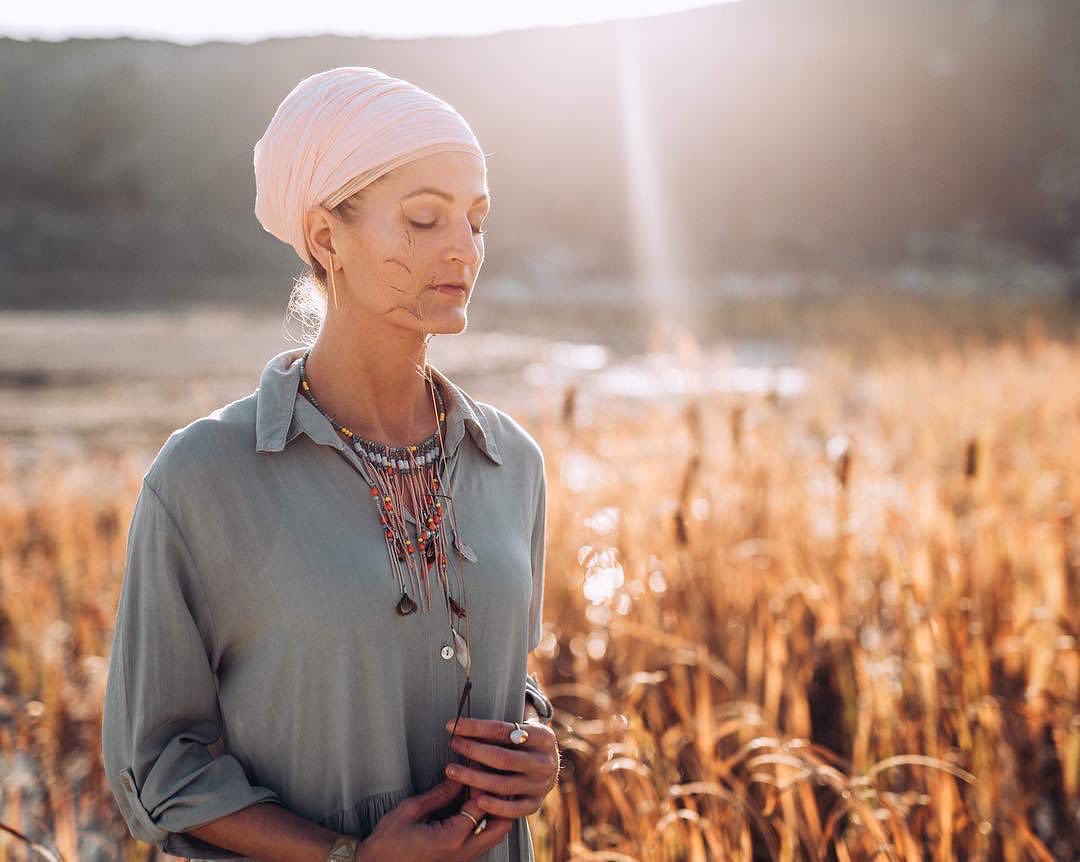 Ūdensvīra laikmeta
maiņa. Kas būs savādāk?
Nākamos 2000 gadus mēs būsim Ūdensvīra laikmetā. Mēs esam atradušies pārejā no Zivs laikmeta uz Ūdensvīra laikmetu pēdējos 50 gadus.
Kāpēc tas ir tik svarīgi? Šī pāreja uz Ūdensvīra laikmetu ir tik svarīga tāpēc, ka mainās astroloģiskie nosacījumi visai planētai. Katrs no mums uz šīs planētas tiks šo pārmaiņu skarts. Kas tad mainīsies?
Zivs laikmetā dominēja hiearhija un vara. Atslēgas vārdus šim laikmetam var ņemt no Šekspīra “Būt vai nebūt?”. Lai dzīvotu laimīgu dzīvi, mums bija jāatrisina šis jautājums. Atslēga astroloģiskai zīmei Zivs ir “Es ticu”. Šī laikmeta laikā, mums, lai mēs “būtu”, mums vajadzēja kādu vai kautko kam ticēt.
Kad mēs kādu lietu atradām mēs pieķērāmies tai un pēc tās mūsu dzīve tika vadīta. Tā varēja būt reliģija, ideoloģija, harismātisks līderis, darbs vai kas cits. Laimīgas dzīves atslēga tika turēta noslēpumā klosteru un ašramu varas koridoros. Mums nebija vajadzīgi šie noslēpumi, bija vajadzība sekot šiem līderiem un pavadoņiem. Kā rezultātā tika radītas vertikālas hiearhijas un mums bija svarīgi atrast savu vietu tajās.
Tāda ir bijusi cilvēka apziņa pēdējos 2000 gadus. Viss ko iemācījāmies no saviem vecākiem, un viņi no saviem vecākiem, un no tie no saviem vecākiem, tas ievelkas 2000 gadus atpakaļ, kas attiecīgi veidoja Zivs laikmeta noskaņu. Šobrīd tas viss mainās.
Ūdensvīra laikmetā dominēs informācijas tīkli. Atslēgas frāze būs “Esi lai būtu”. Atslēga Ūdensvīra zīmei ir “Es zinu”. Šis ir informācijas laikmets. Nekas vairs nav noslēpums. Visa informācija mums ir pieejama.
Šī laikmeta laikā, fokuss vairs nebūs uz identitāti un eksistenci( “būt vai nebūt”), bet gan uz sevis pieņemšanu(“būt, lai būtu”), uzsvars uz to, ka mums nav jāmeklē kaut kas ārpus sevis.
#3ho #yogibhajan #ūdensvīralaikmets #kundalini #joga #jogascentrs #shivcharansingh #apzinātība #pārmaiņas #amangeetkaur #pluminga