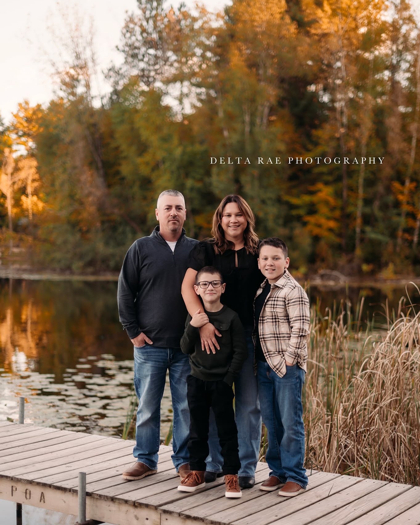Fall at the lake never looked so beautiful! 🍁✨ I had the pleasure of photographing Nicole, Jeremy, and their two adorable boys, Aaron and Grayson, by the serene waters of Legend Lake. The vibrant autumn colors and the peaceful lakeside setting made the perfect backdrop for their family session. ❤️
www.deltaraephotography.com
#LegendLakePhotos #FamilyConnections #FallPhotography #TimelessMemories
