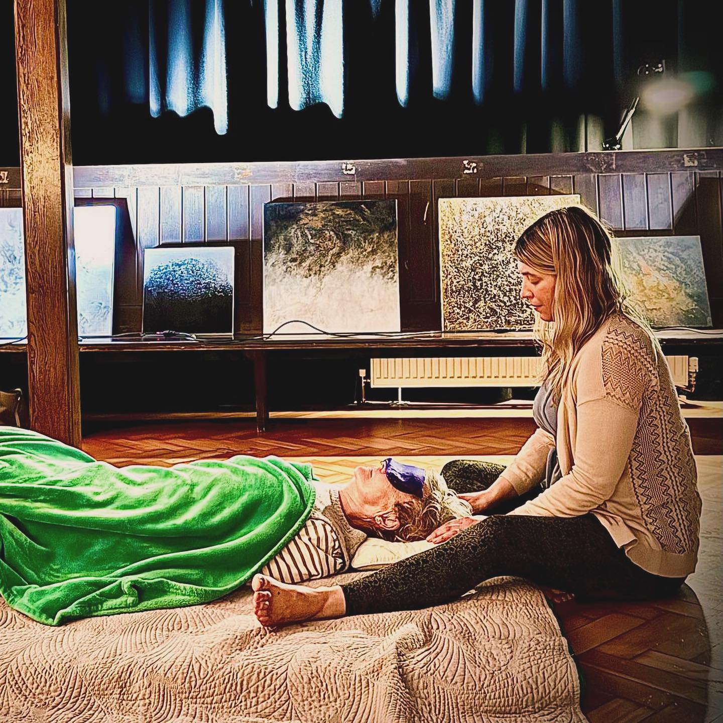 So hi 👋
Feels like I’ve been happily immersed in a hibernation of service over the last few weeks….service to those who come for sessions, service to my family and service to myself as I step back into some training (after a year off consolidating)….here are some highlights:
💫Healing at @arkcliftonville
💫Training as a cacaoista and in shamanic practices with @plantspiritmedicinewoman - so looking forward to weaving these into sessions.
💫Journeying through the Reset & Rise Breathwork course I created with an amazing group of women.
💫 Taking my boy to connect with nature and friends as much as poss.
💫Daily immersion in my women’s wellness space @shala.women in 121 sessions and on our events. Plus taking a decision I considered for a long time - to employ the wonderful Kerry on our comms…So pleased to have taken the leap.
Looking forward to catching up soon 🙏