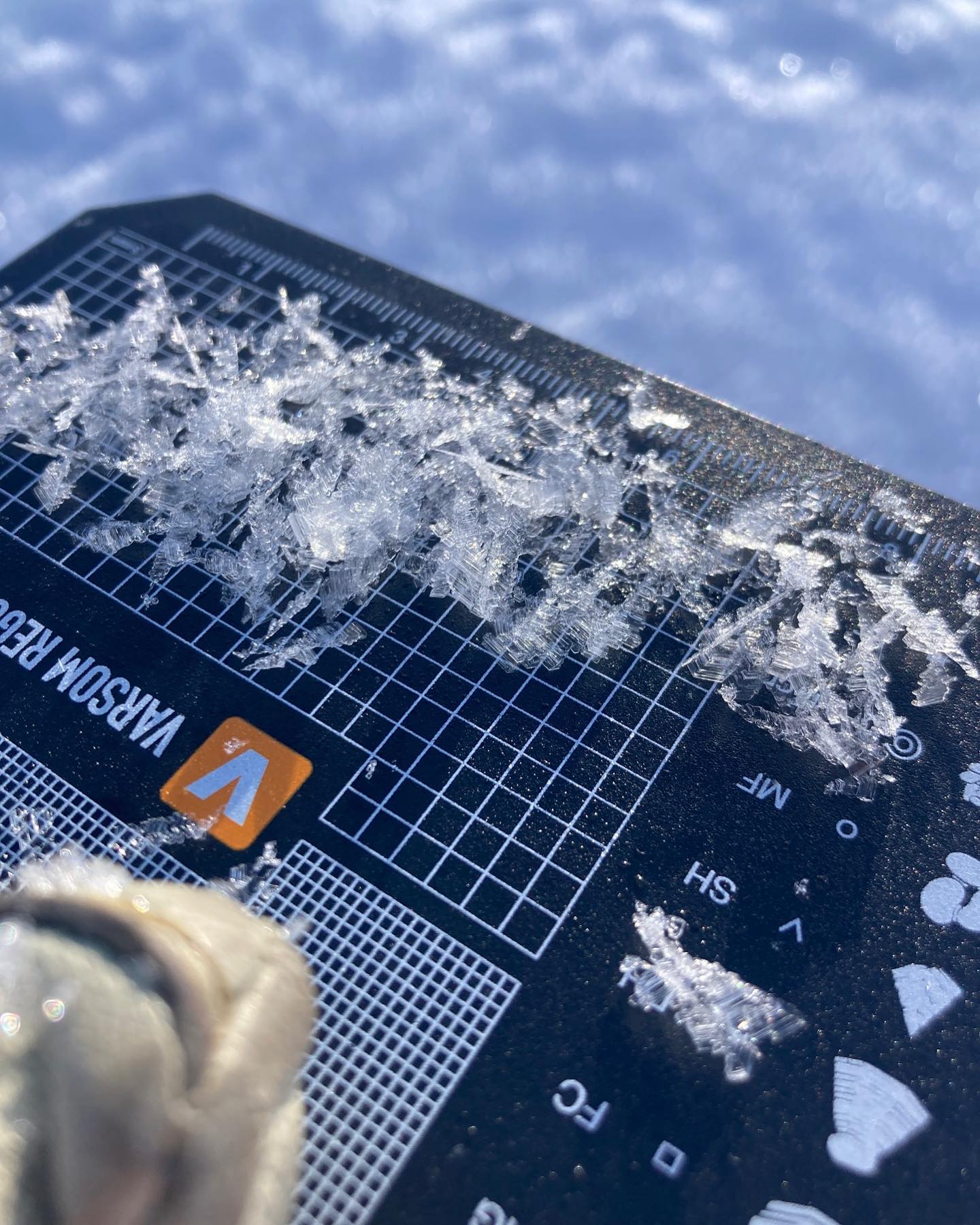 Dette rimlaget er nå føyket ned i vår region. I morgen kan det være svært lett å løse ut store nok skred til å begrave og ta livet av en skiløper i alle himmelretninger. Fjernutløsning er mulig. Ta konservative valg, vær forsiktig i terreng over 30 grader og pass på utløpssonene. Stay safe!